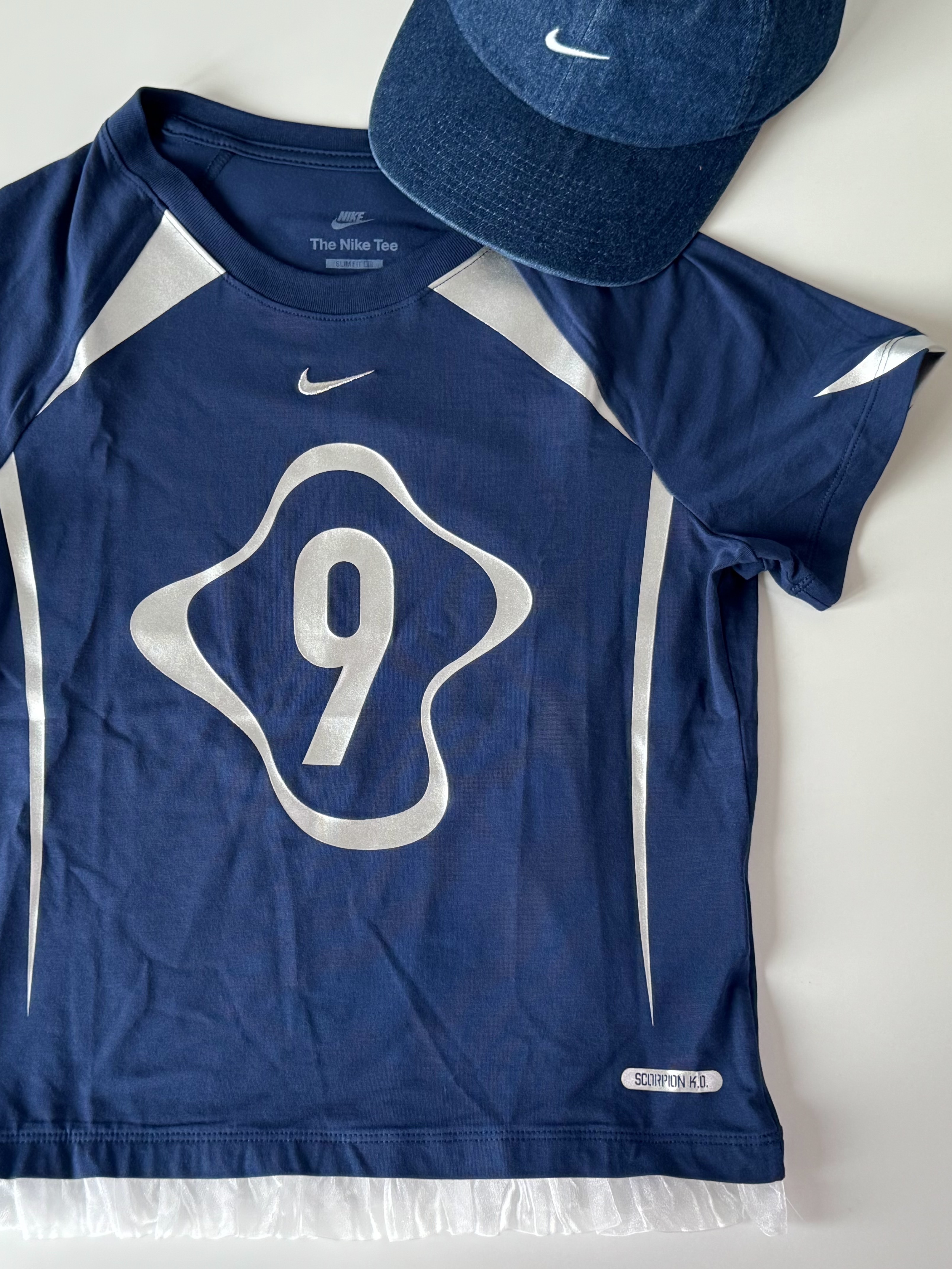 (W) Nike NSW Chill Knit Graphic T-Shirt Midnight Navy, Nike Club Unstructured Denim Cap College Navy White 착용 스타일 - 5