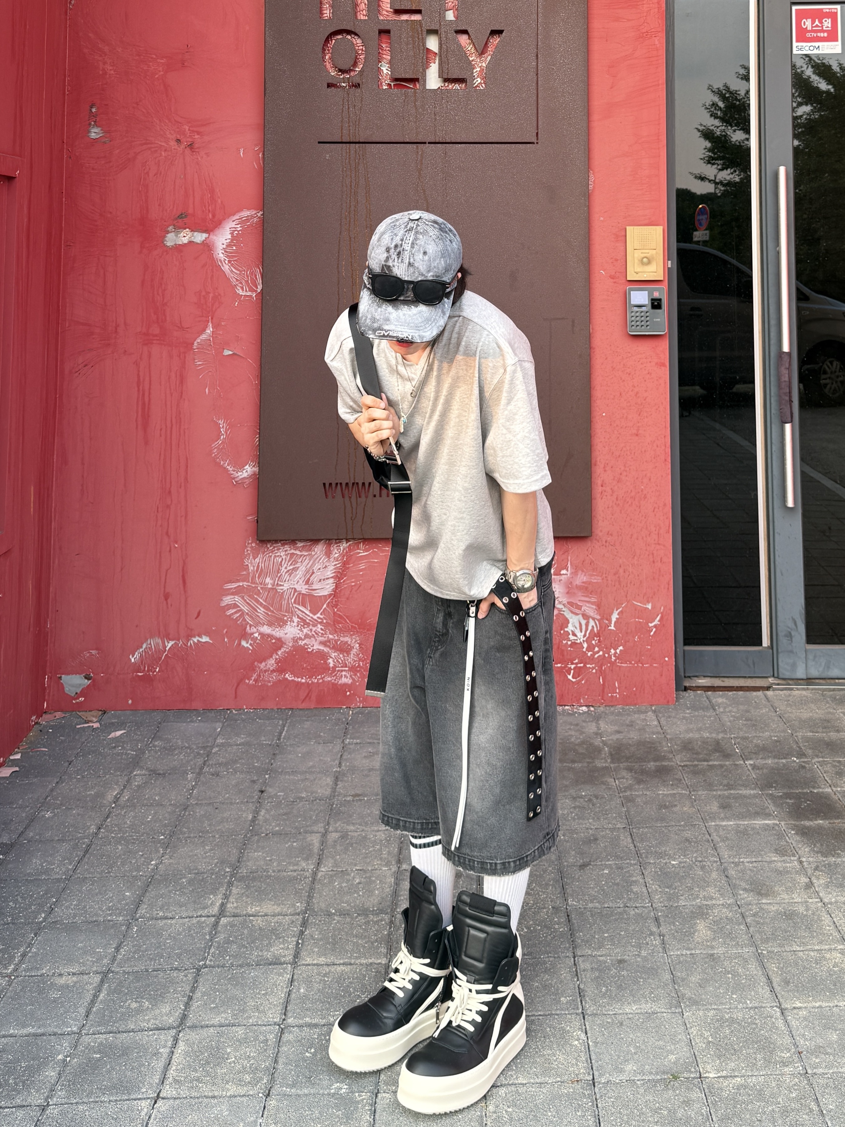 Nonnod Cropped V-Neck T-Shirt Grey, Rick Owens Hollywood Mega Bumper Geobasket in Full Grain Calf Leather Black Milk 착용 스타일 - 7