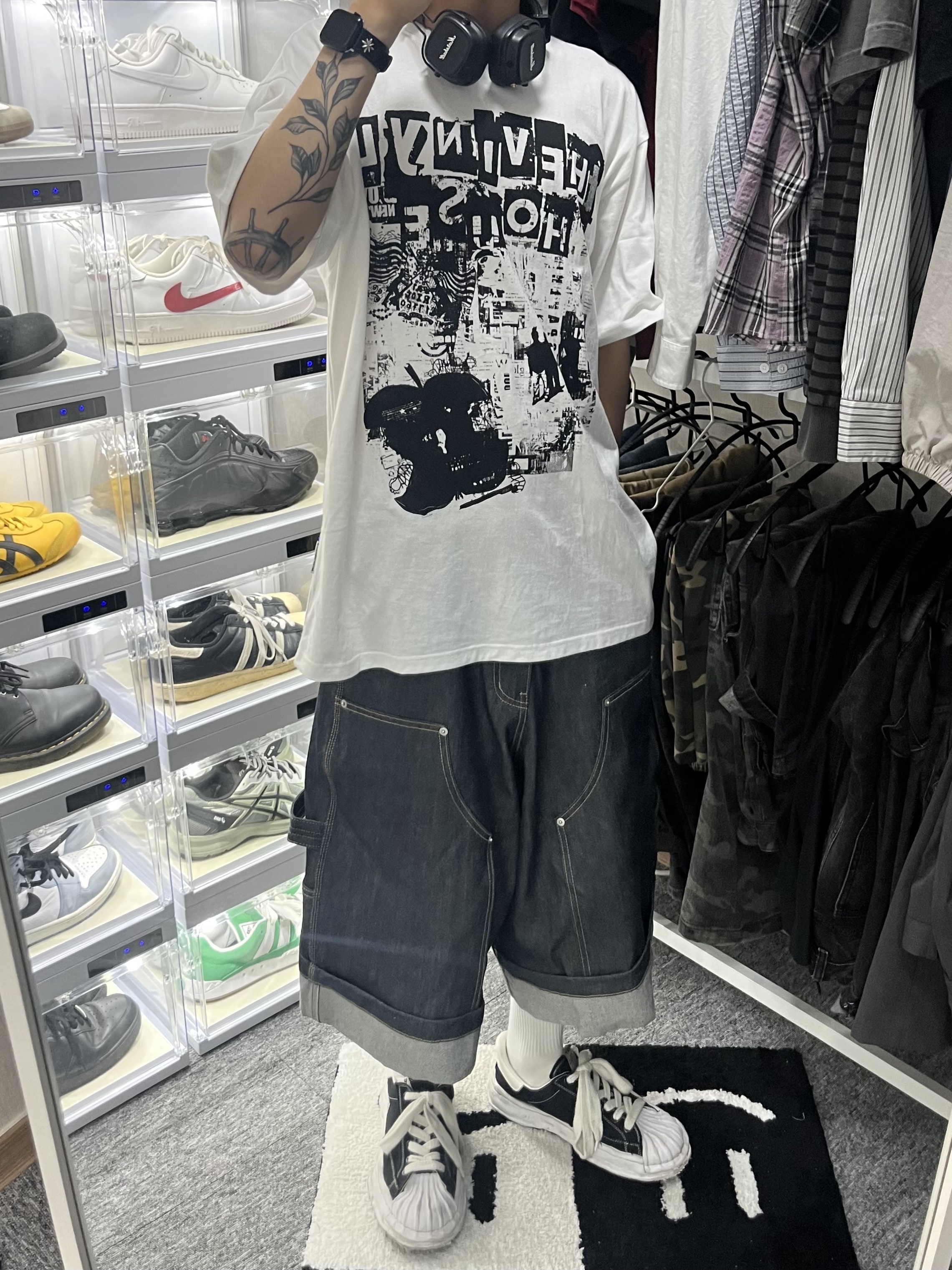 [KREAM 단독] Thevinylhouse Newspaper T-Shirt White, GRAILZ x KOIN SEOUL Carpenter Bermuda Denim Pants Indigo 착용 스타일 - 1