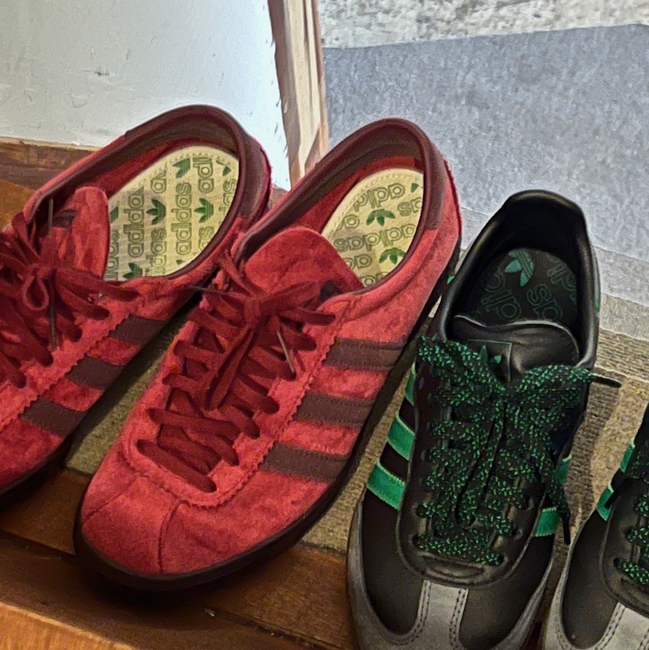 Adidas Tobacco Gruen Collegiate Burgundy 착용 스타일 - 3