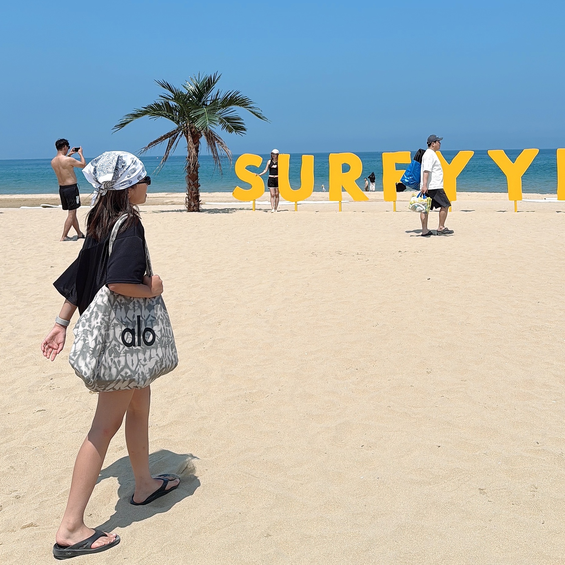 Alo Yoga Iconic Shopper Tote Bag Grey Tiedye 착용 스타일