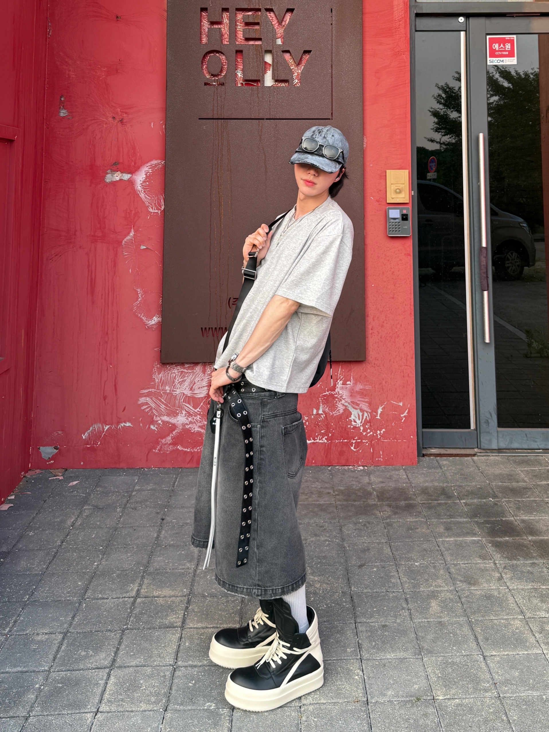 Nonnod Cropped V-Neck T-Shirt Grey, Rick Owens Hollywood Mega Bumper Geobasket in Full Grain Calf Leather Black Milk 착용 스타일 - 8
