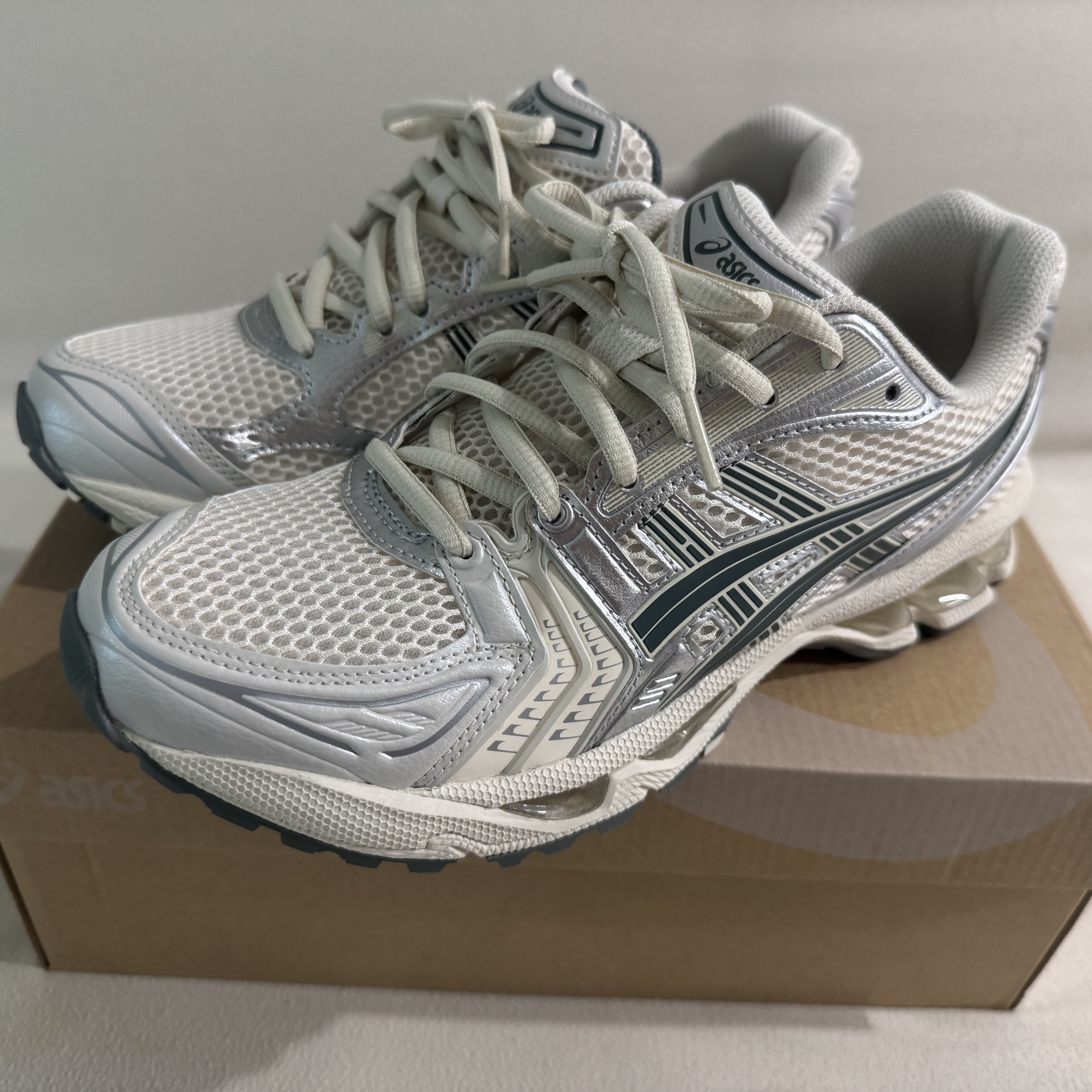 Asics Gel-Kayano 14 Birch Dark Pewter 착용 스타일 - 1