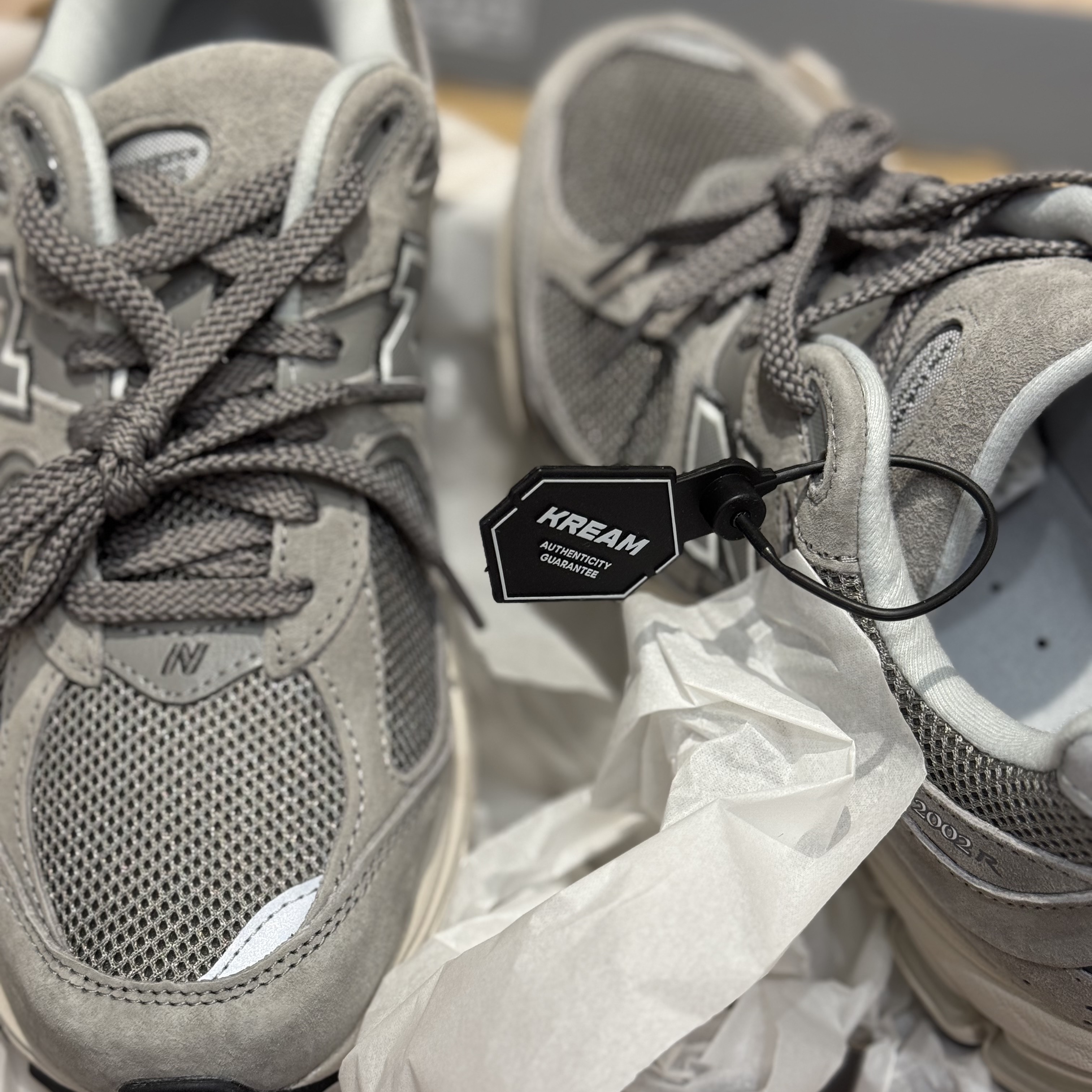 New Balance 2002R Grey 착용 스타일
