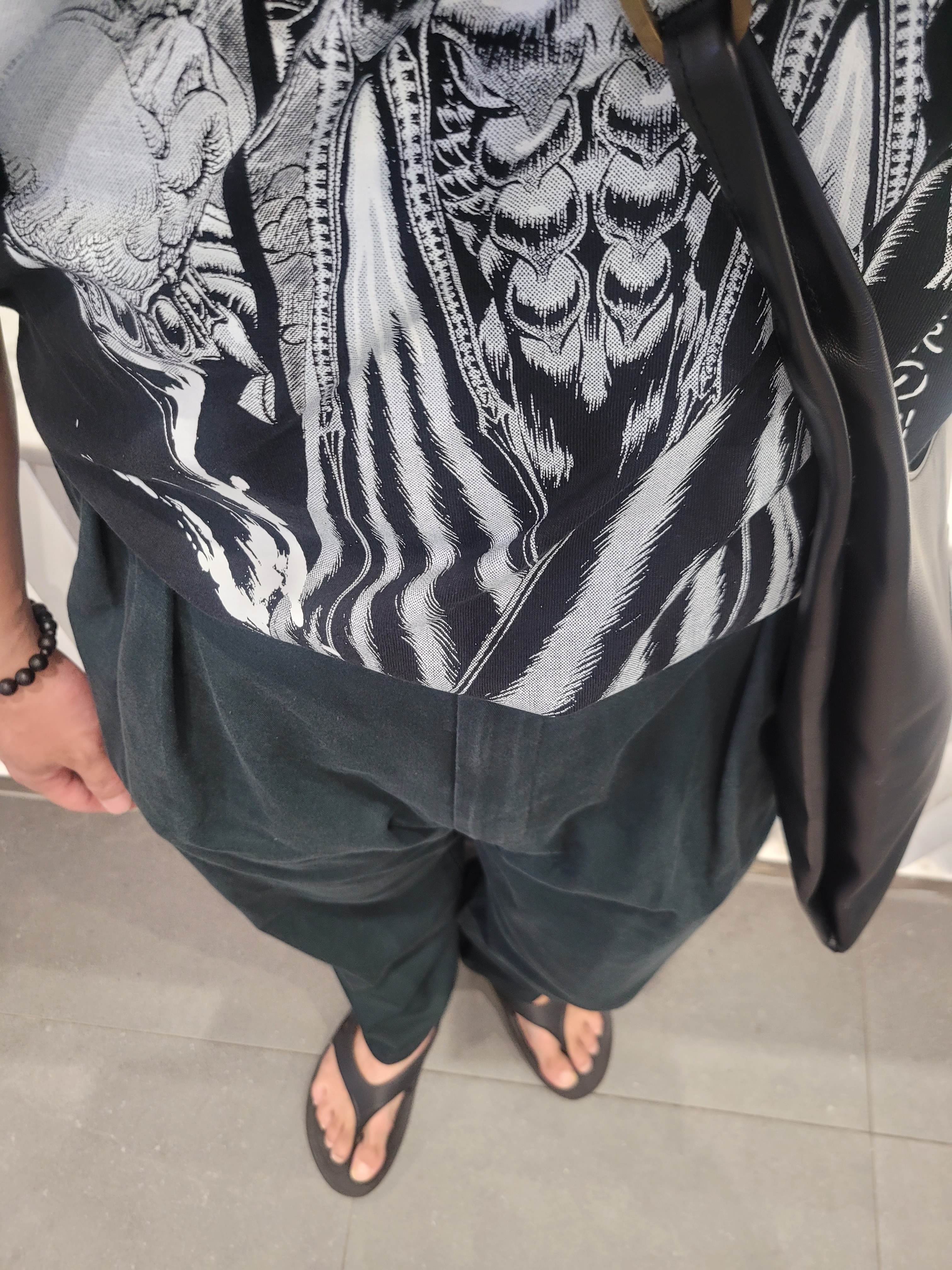 Uniqlo UT x Berserk Manga Curation Graphic T-Shirt B Black - KR 착용 스타일 - 3