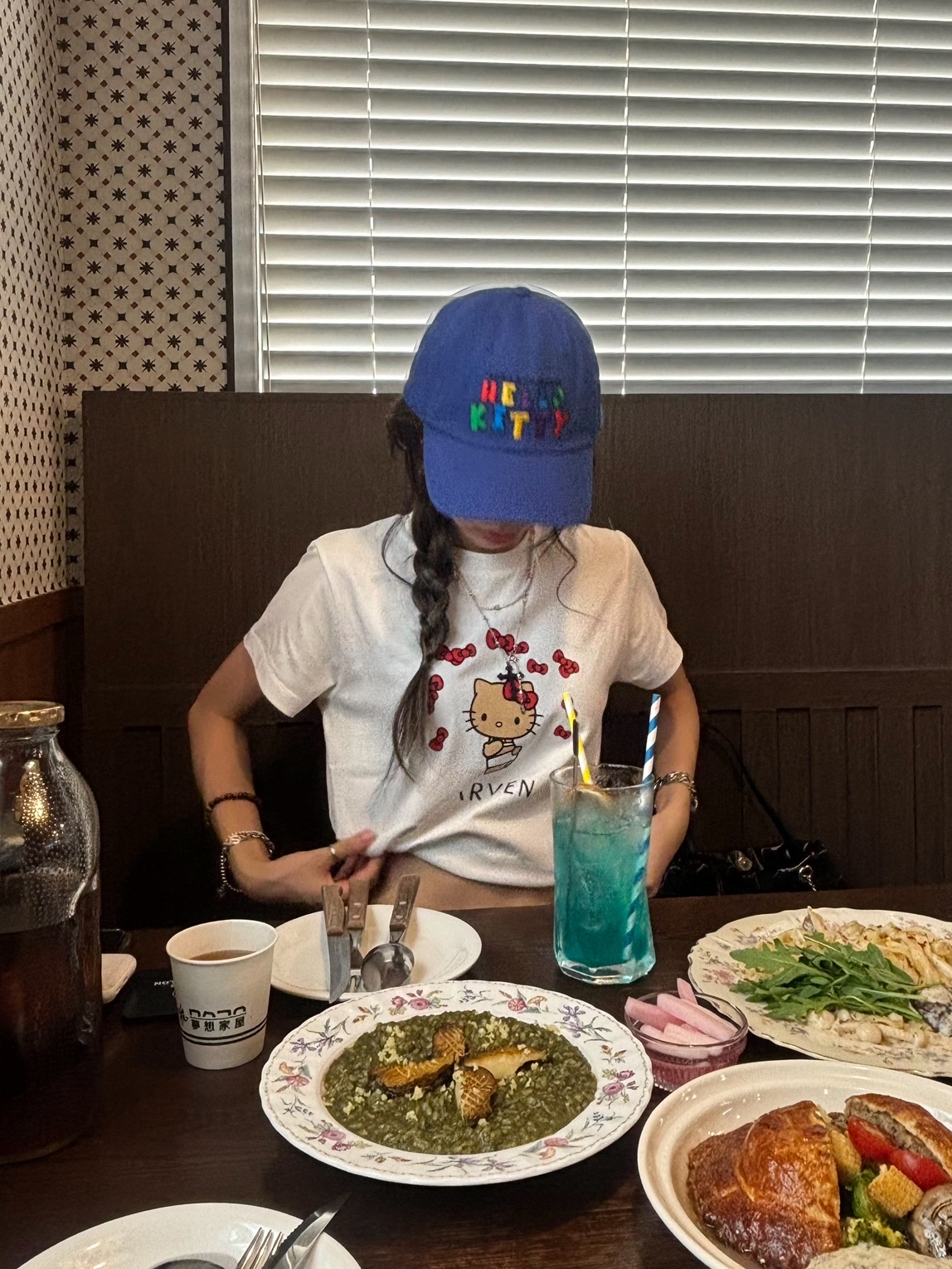 Farven x Tanning Hello Kitty Ribbon T-Shirt_White, Farven x Tanning Hello Kitty Embroidered Ball Cap_Blue 착용 스타일 - 5