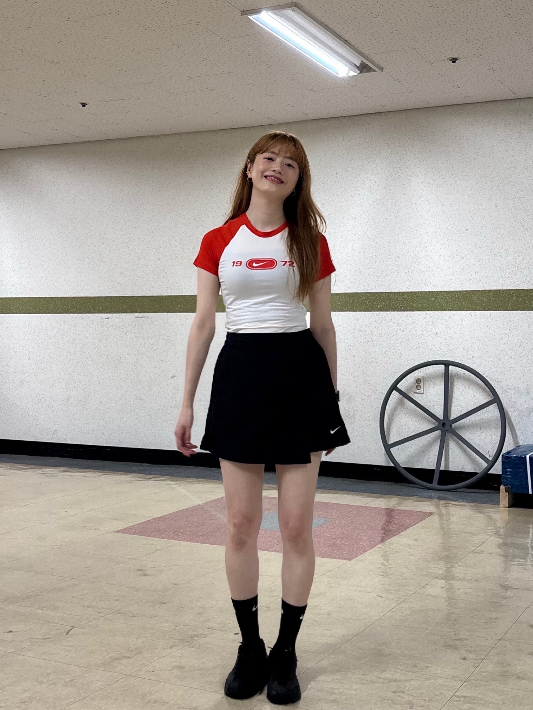 (W) Nike Shox R4 Black, (W) Nike NSW Essential Woven Skort Black White - Asia 착용 스타일 - 3