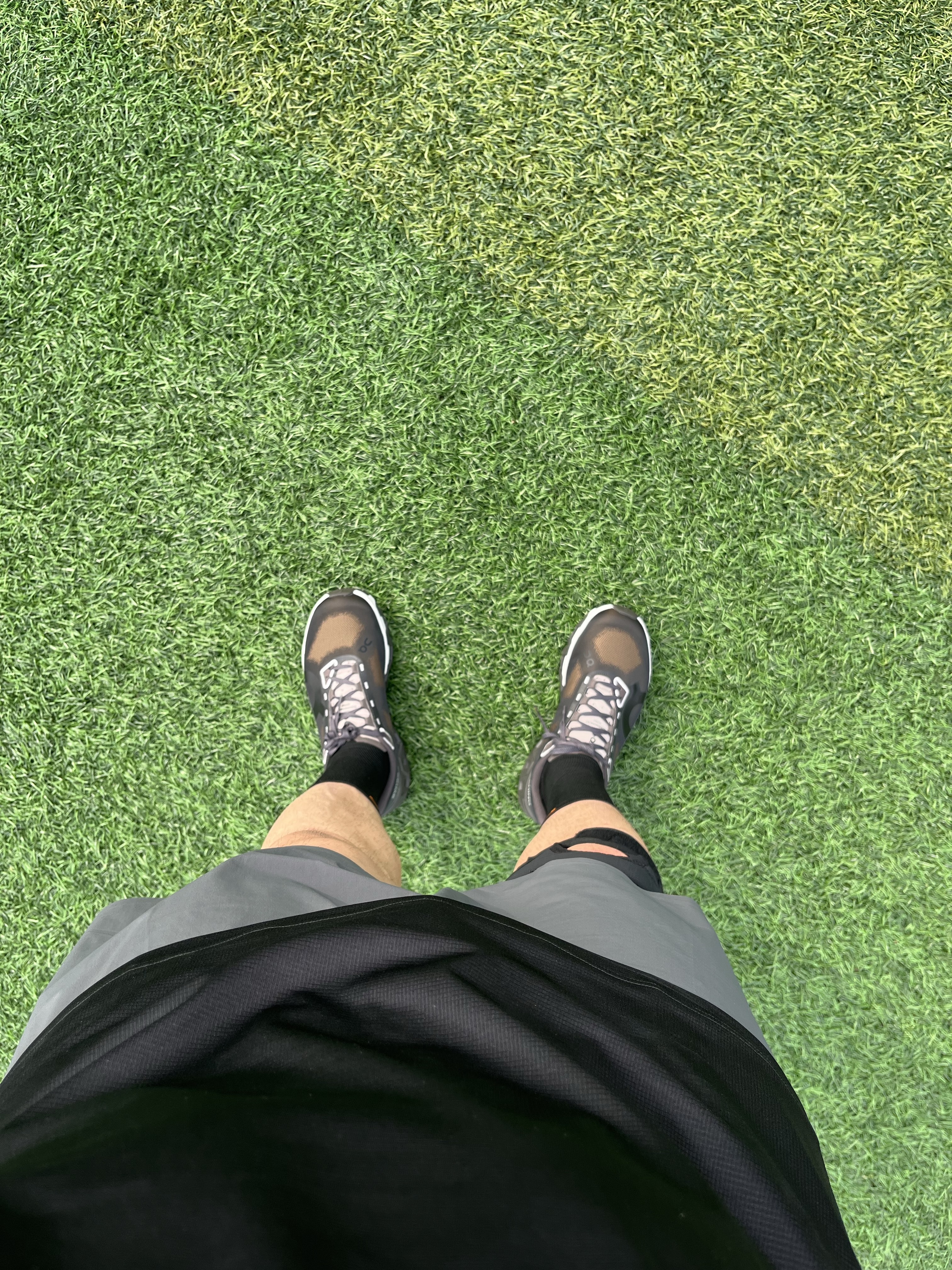 On Running x Pleasures x The Loop Cloudmonster Hyper Espresso, On Running Core T-Shirt Black 착용 스타일 - 1