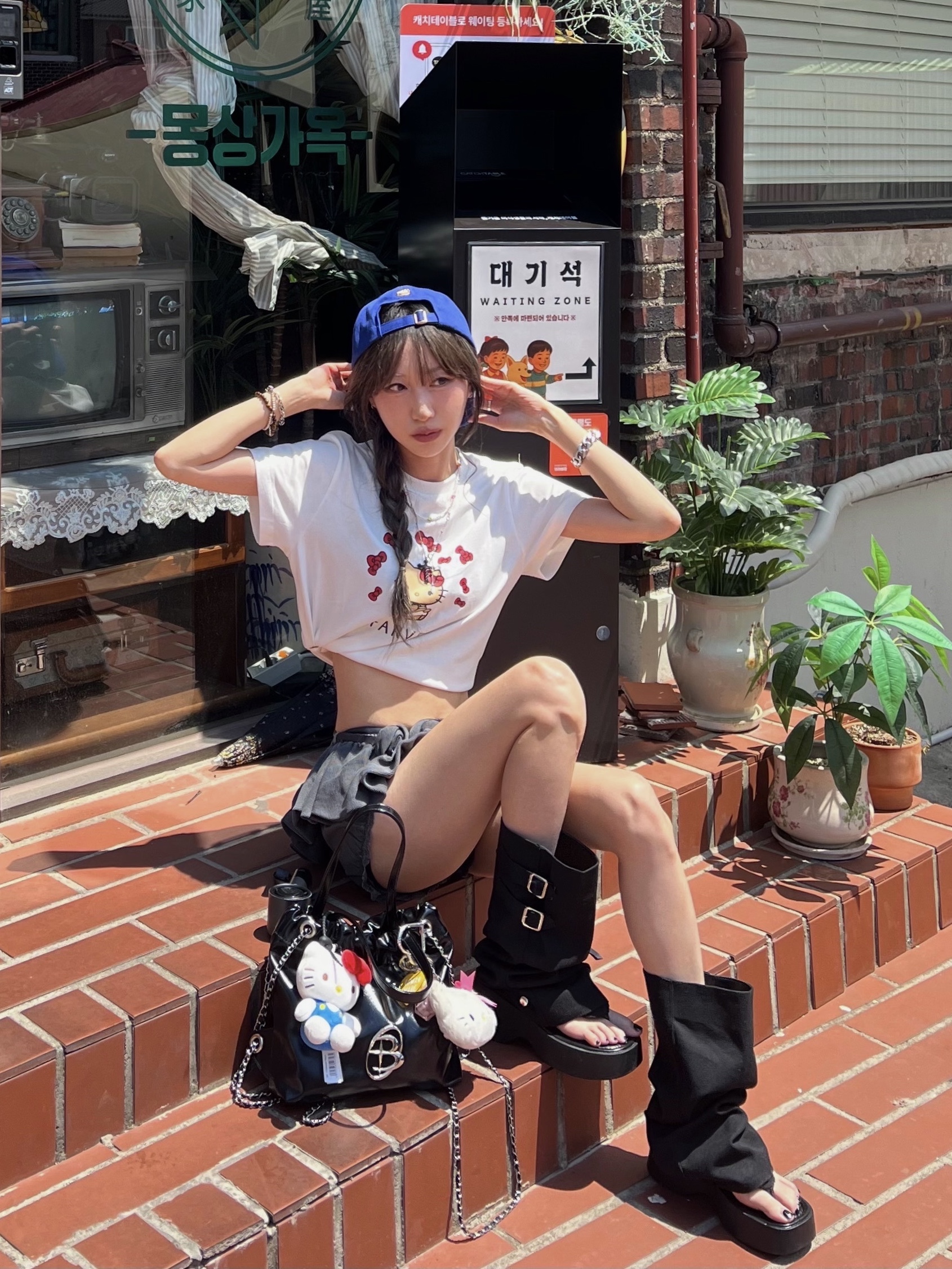 Farven x Tanning Hello Kitty Ribbon T-Shirt_White, Farven x Tanning Hello Kitty Embroidered Ball Cap_Blue 착용 스타일 - 1