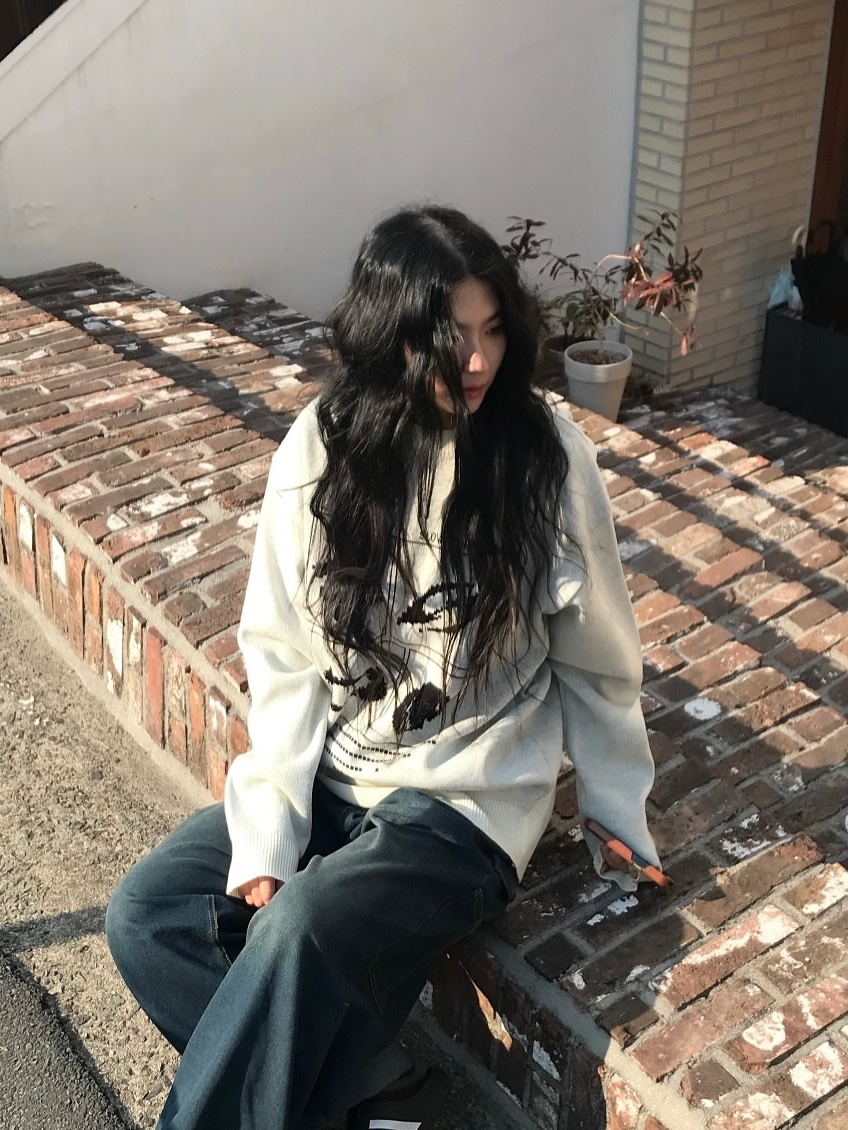 SLOW RECORD HOUSE Universe Logo Knit Ivory 착용 스타일 - 5
