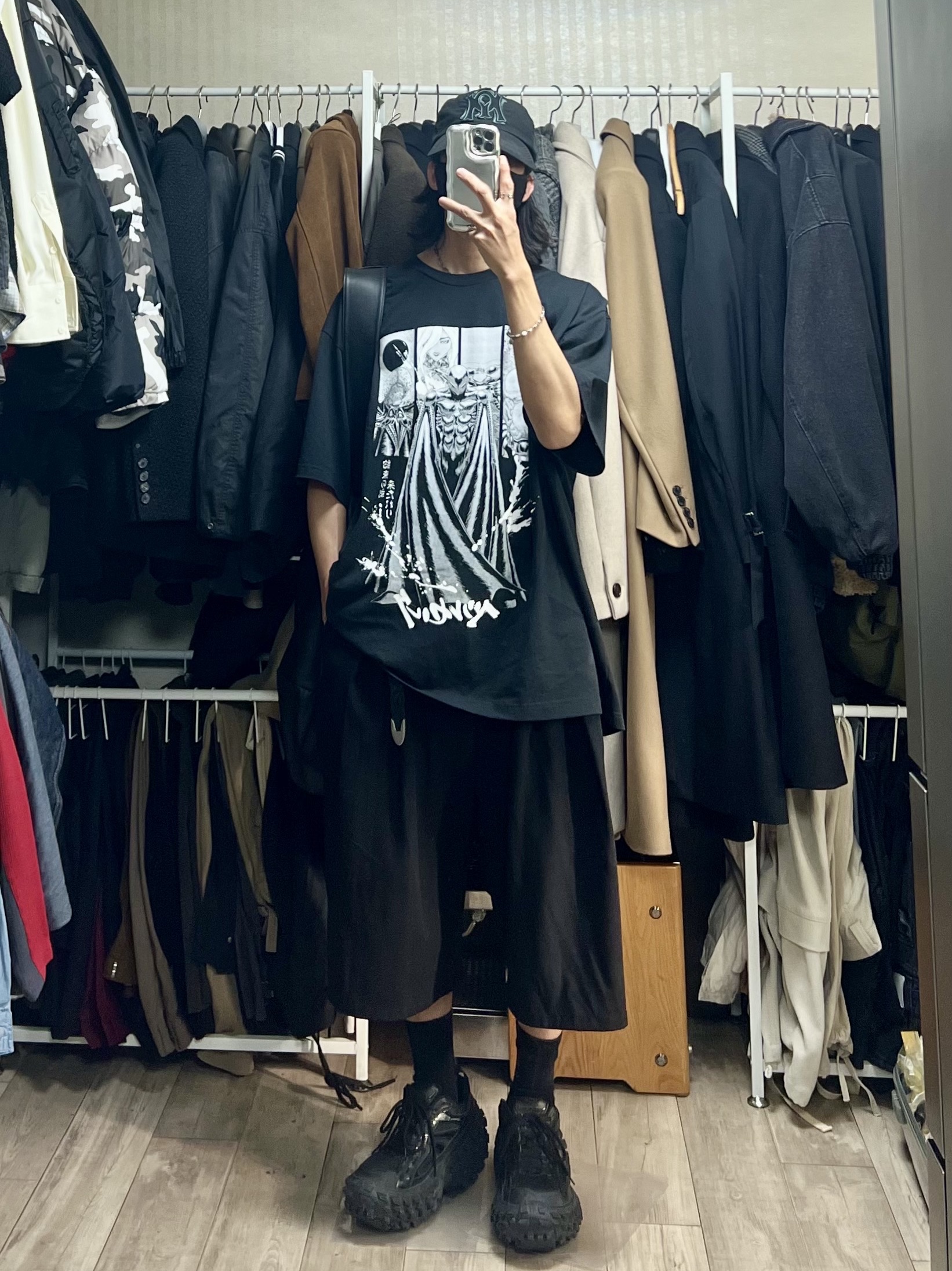 Uniqlo UT x Berserk Manga Curation Graphic T-Shirt B Black - KR, Balenciaga Defender Sneakers Black 착용 스타일