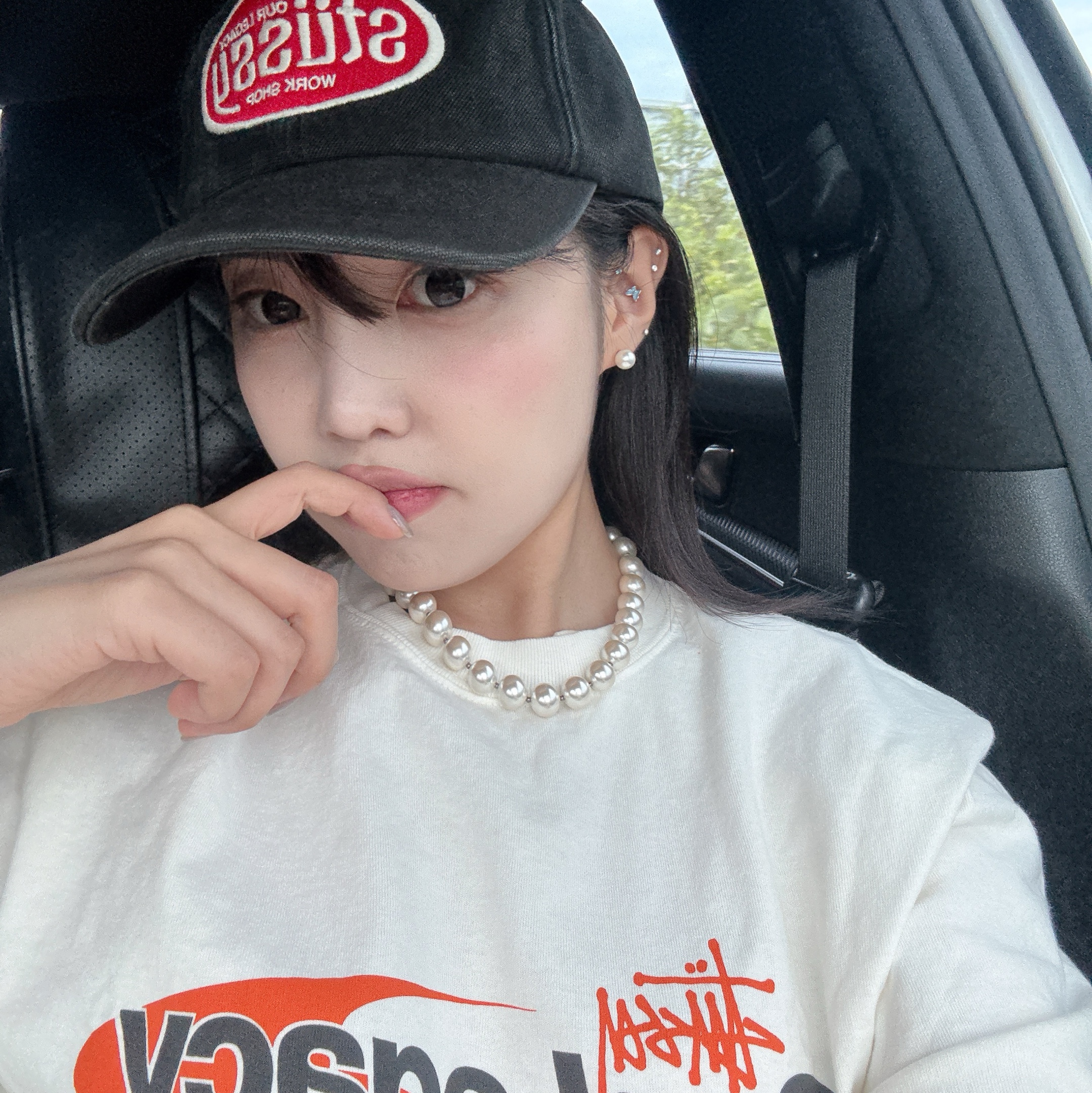 Stussy x Our Legacy Work Shop Mid-depth Cap Black, Stussy Berries T-Shirt White 착용 스타일 - 3