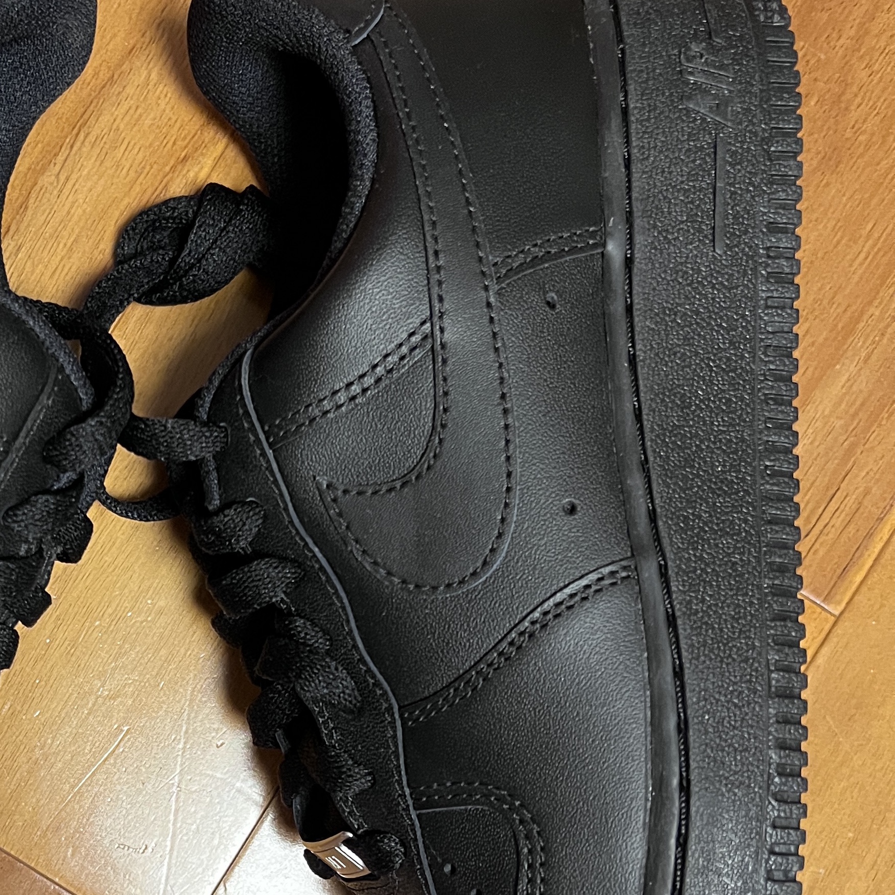 Nike Air Force 1 '07 Low Triple Black 착용 스타일