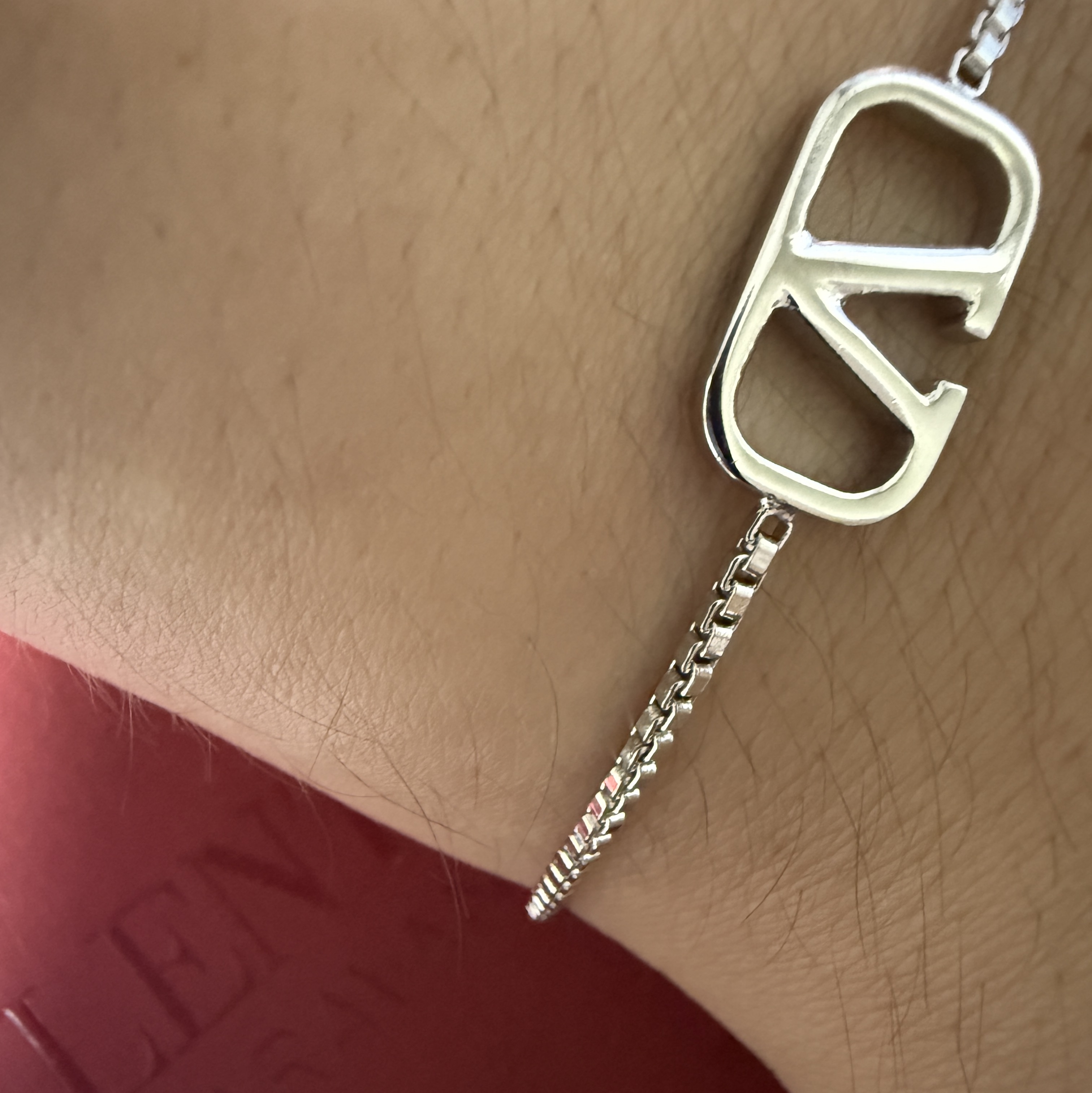 Valentino Vlogo Signature Metal Bracelet Palladium 착용 스타일