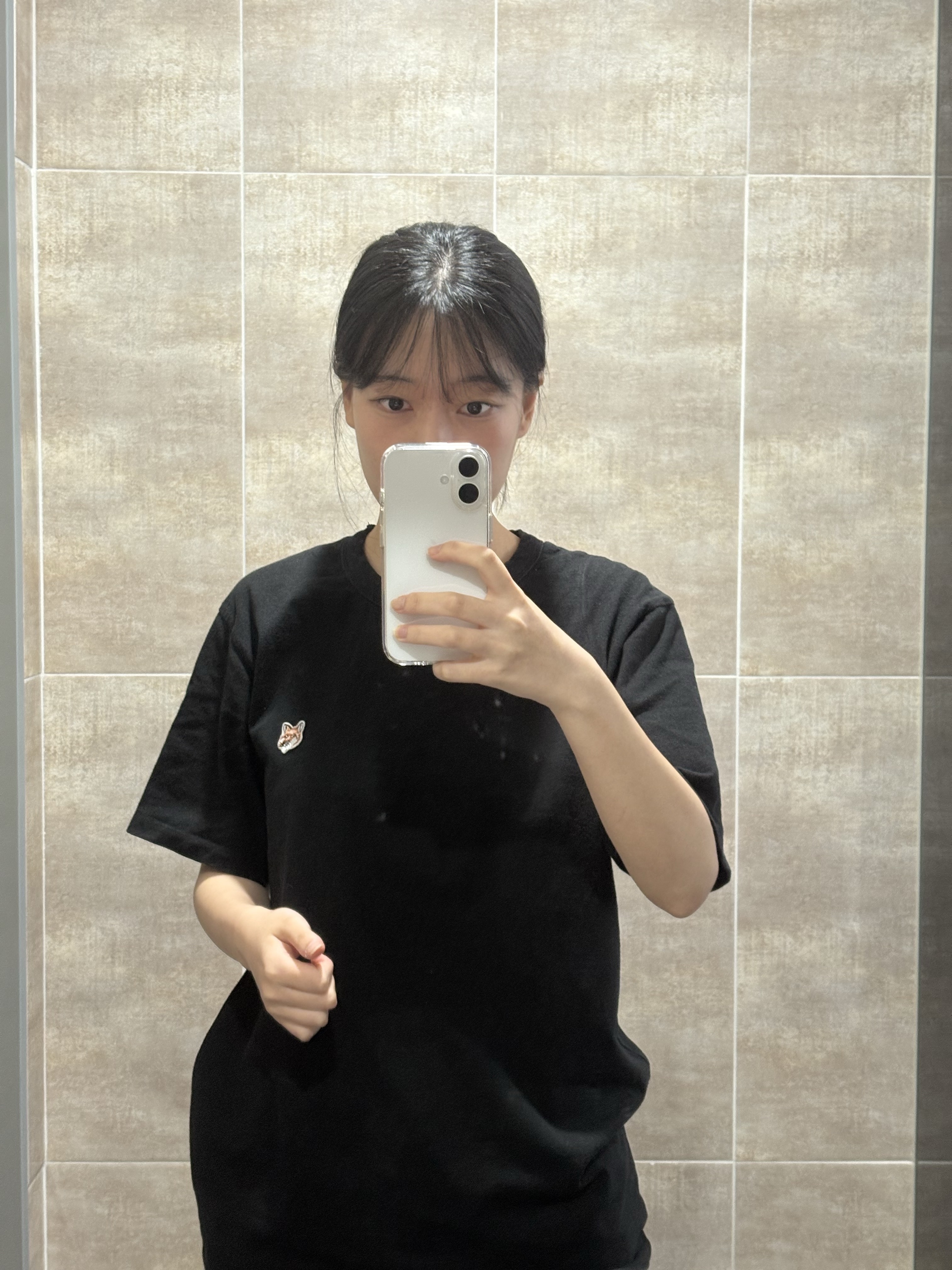 Maison Kitsune Fox Head Patch Regular T-Shirt Black 착용 스타일 - 3