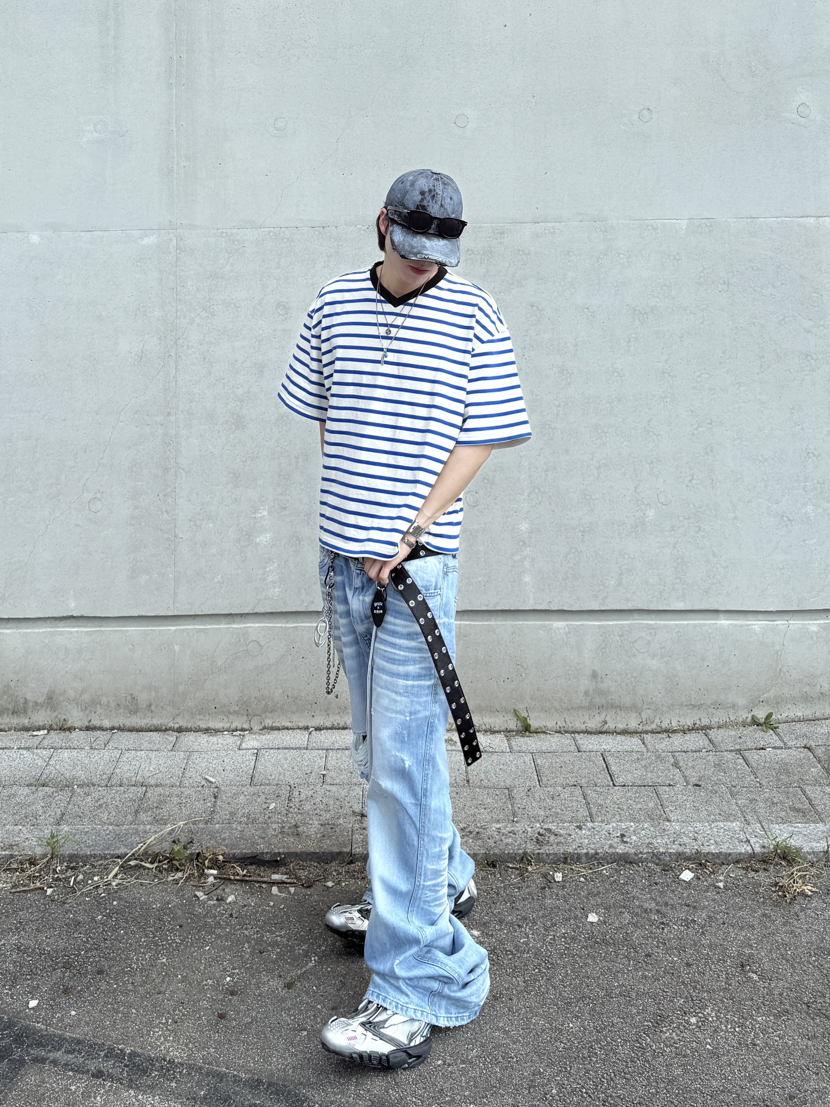 Nonnod Cropped V-neck T-shirt Blue stripe, Kamien x MJD Double Hole Belt Black Shearling Calfskin 착용 스타일 - 10
