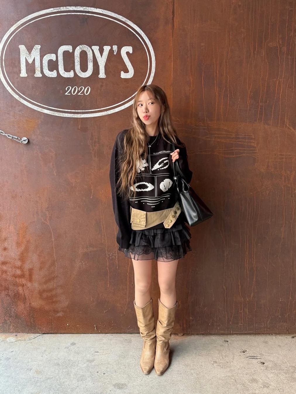 SLOW RECORD HOUSE Universe Logo Knit Black 착용 스타일 - 2