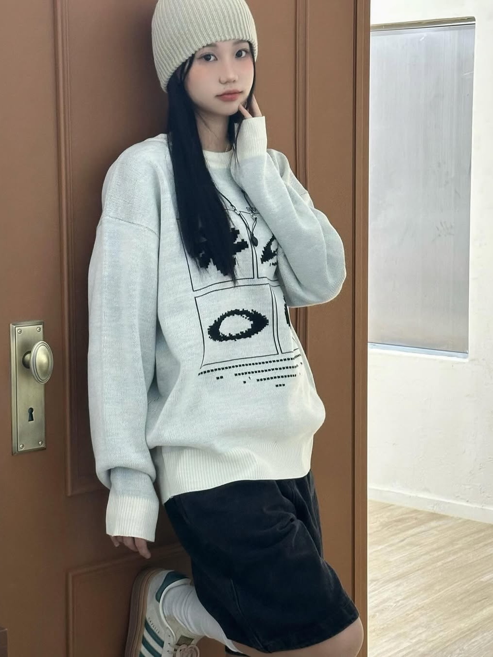 SLOW RECORD HOUSE Universe Logo Knit Ivory 착용 스타일 - 5