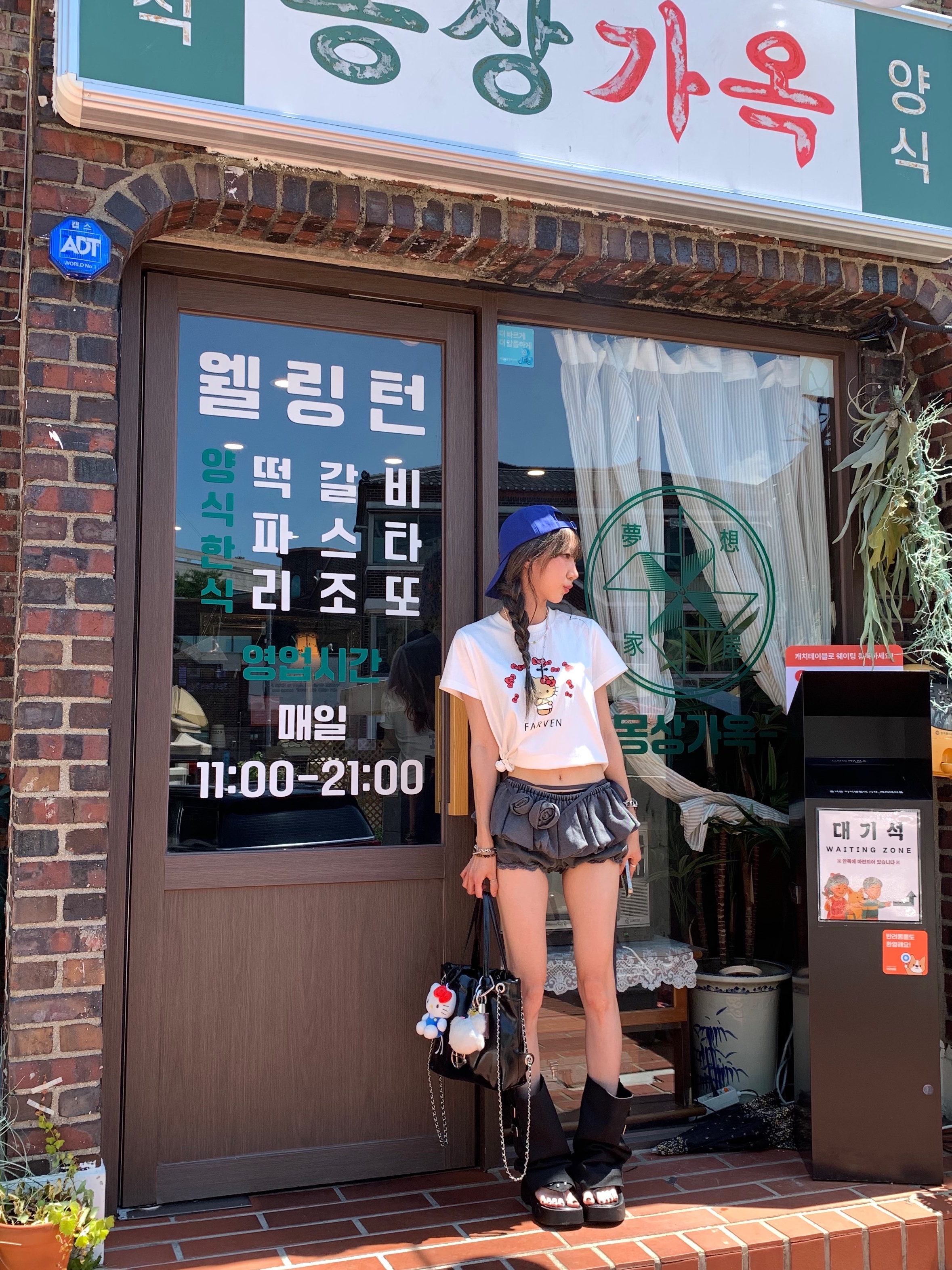 Farven x Tanning Hello Kitty Ribbon T-Shirt_White, Farven x Tanning Hello Kitty Embroidered Ball Cap_Blue 착용 스타일 - 4