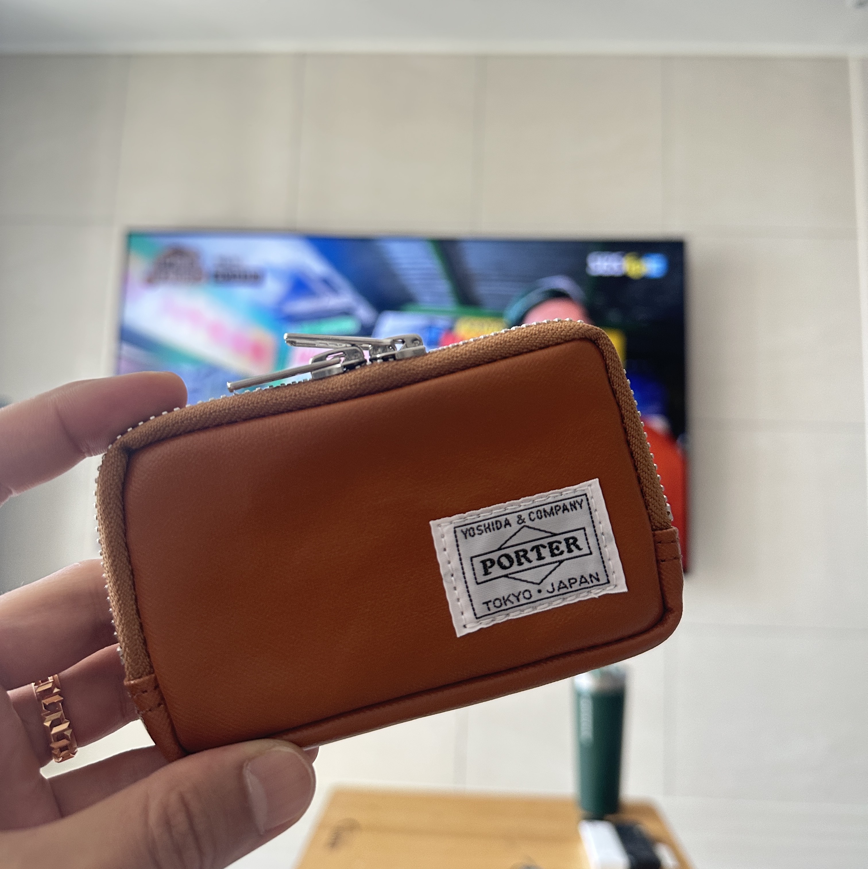 Porter Freestyle Multi Coin Case Camel 착용 스타일 - 2