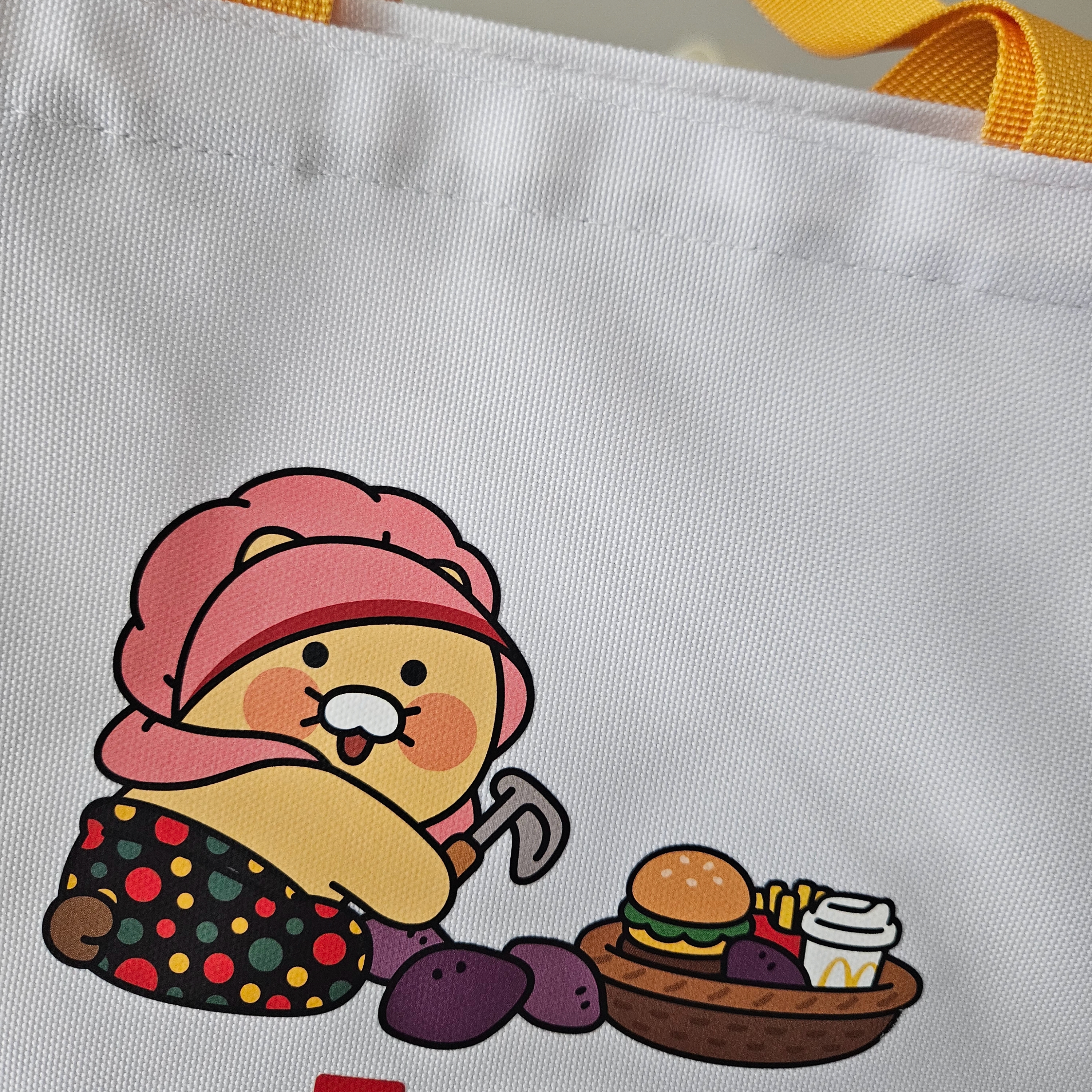 McDonald’s x Kakao Friends Choonsik Cooler Bag 착용 스타일 - 4