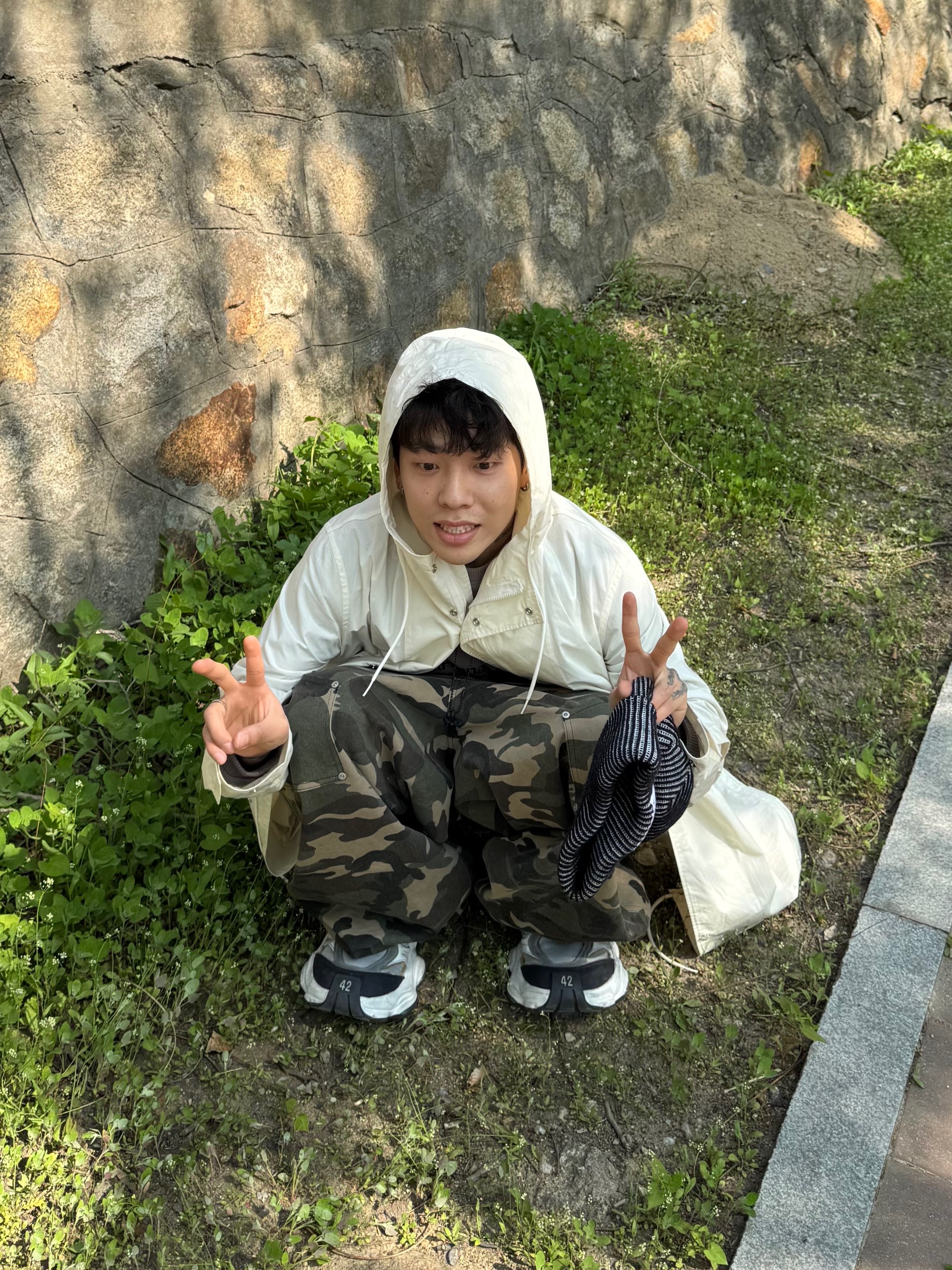 Balenciaga Cargo Sneakers White Grey 착용 스타일 - 3