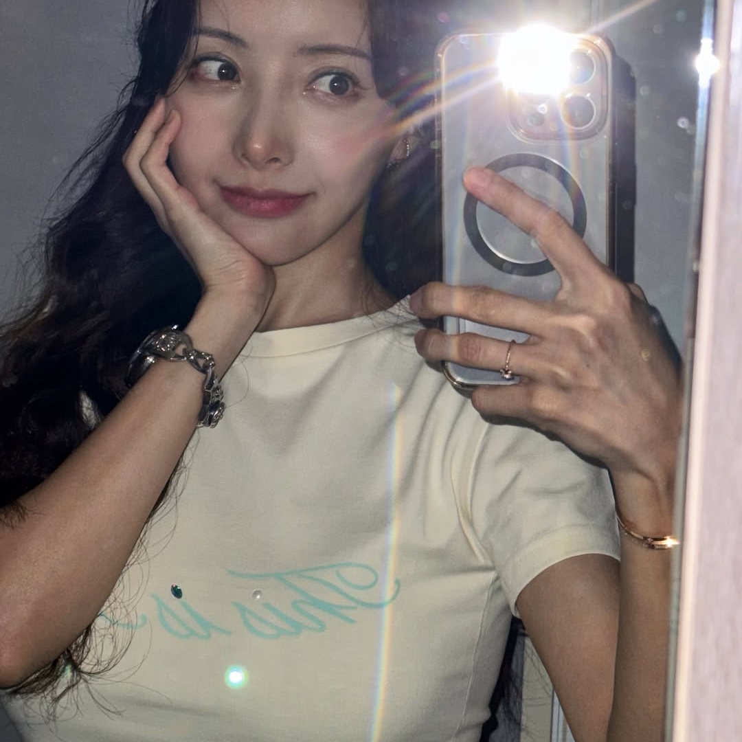 THIS IS FINE Cropped Signature Tee Cream 착용 스타일 - 4