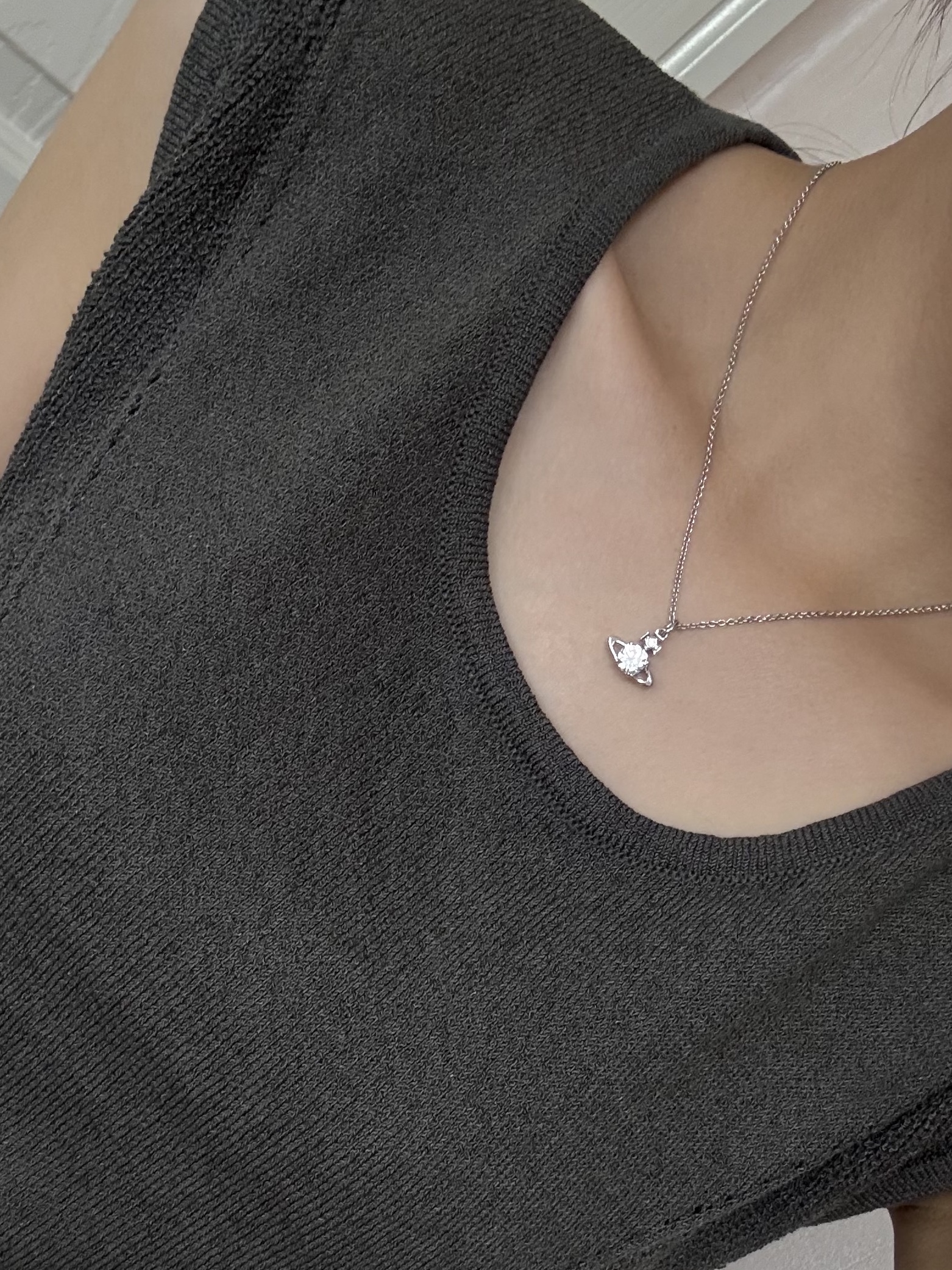 Vivienne Westwood Reina Pendant Silver 착용 스타일