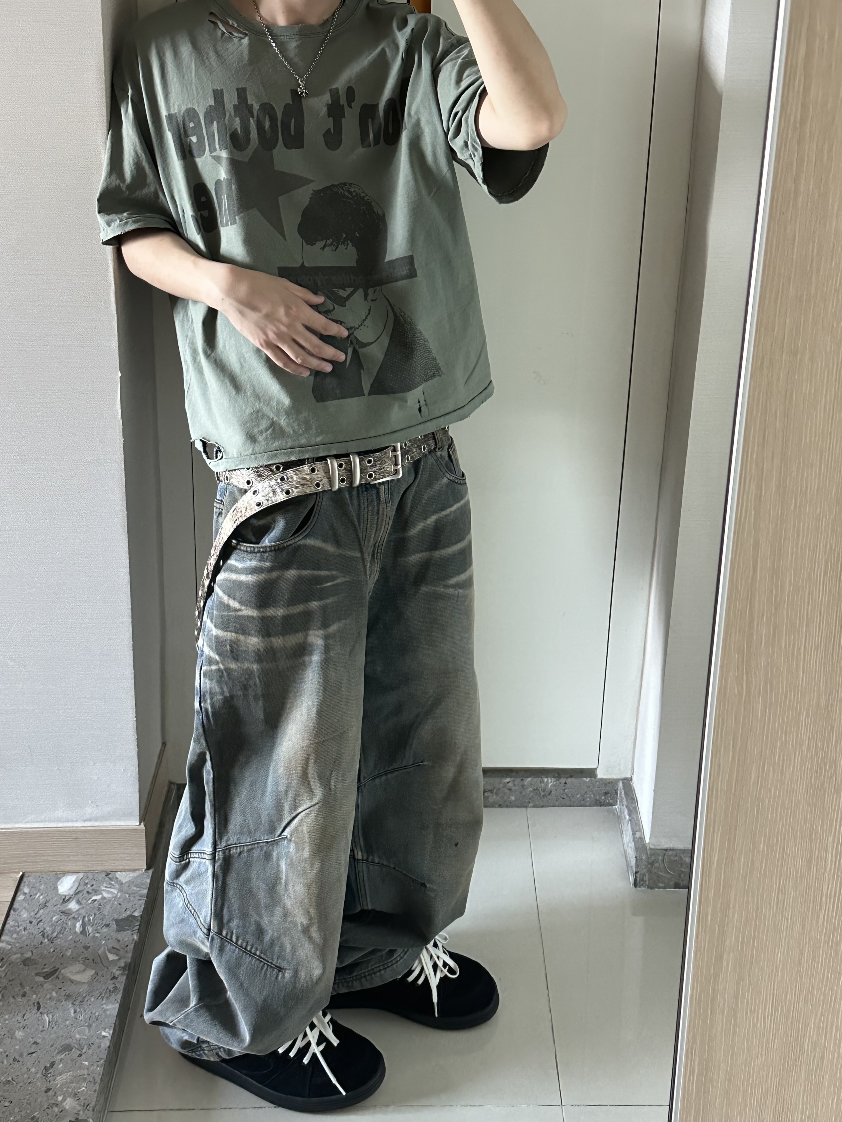 BLR Embossed Wave Washing Wide Denim Pants Light Blue 착용 스타일