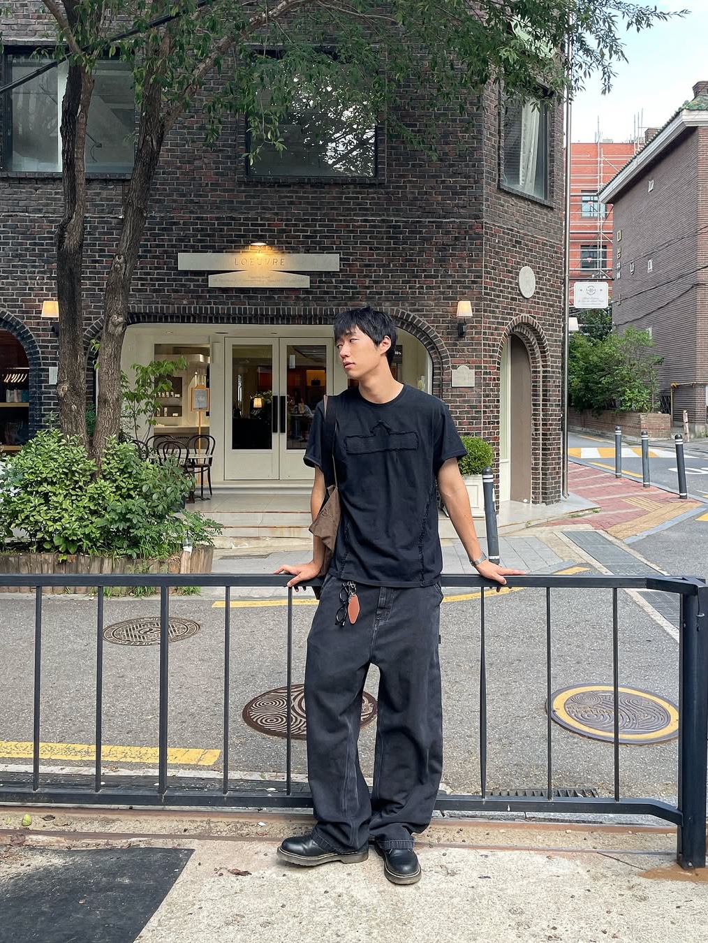 BLR Raw-Edged Bluer T-Shirt Black 착용 스타일 - 3