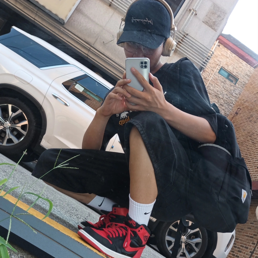 Undermycar MU.124 New Logo Basic Cotton Cap Black, Carhartt 21L Classic Backpack Black 착용 스타일 - 1