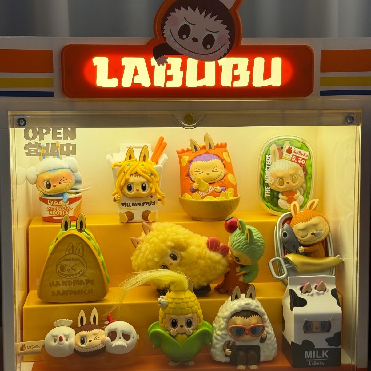 Pop Mart Labubu The Monsters Wacky Mart Series Display Container, Pop Mart Labubu The Monsters Wacky Mart Series Figures (12 Blind Boxes) 착용 스타일 - 1