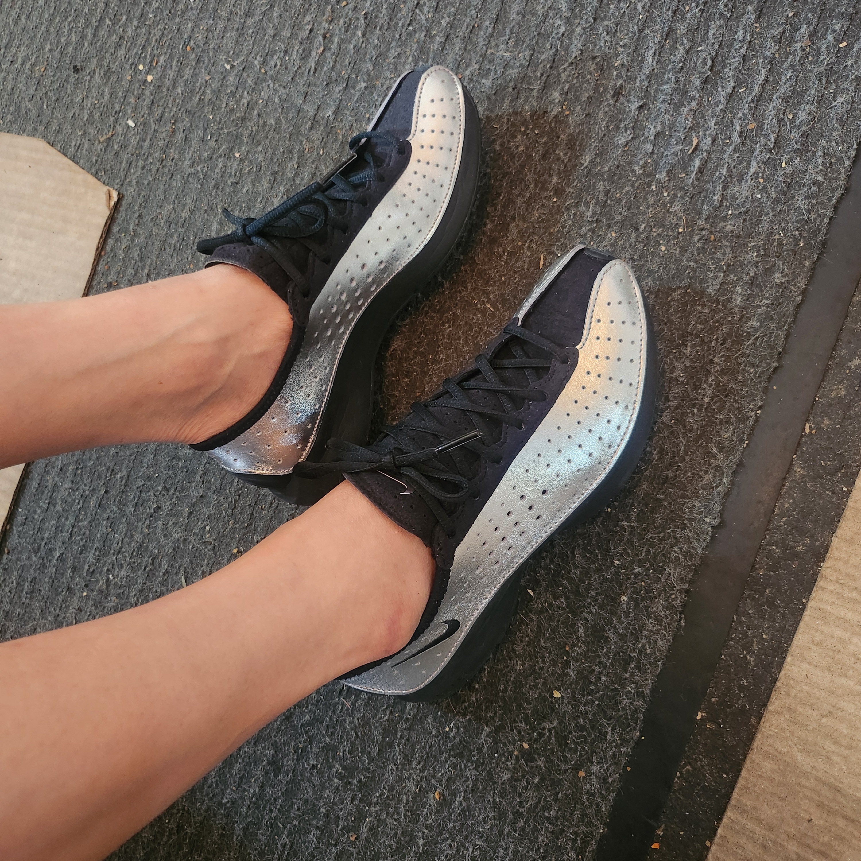 (W) Nike Air Superfly Metallic Silver and Black 착용 스타일 - 3