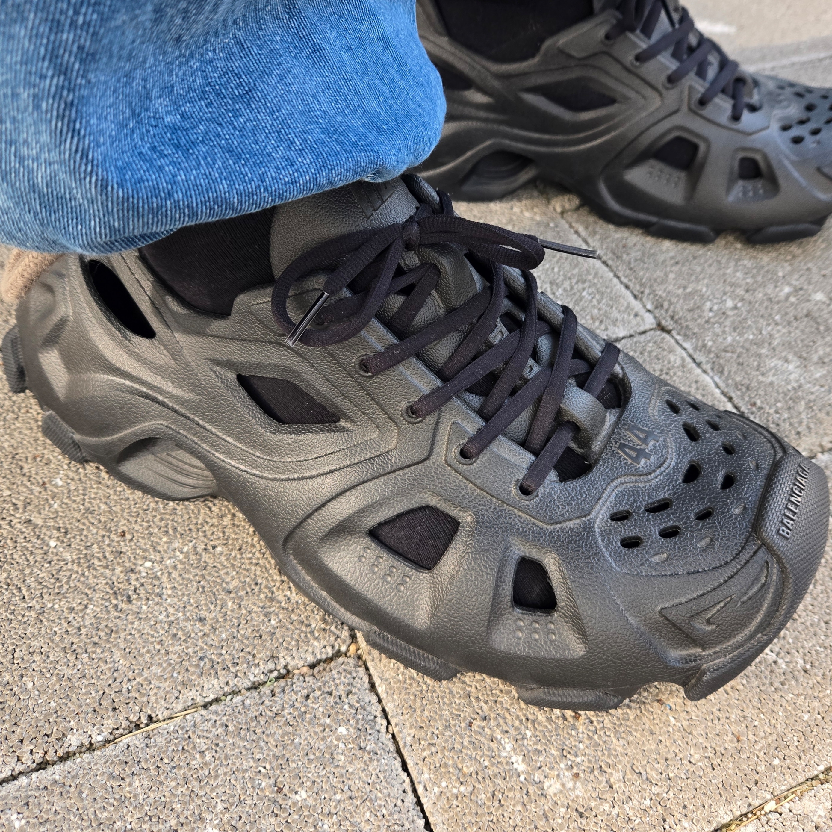 Balenciaga HD Lace-Up Sneakers Black 착용 스타일