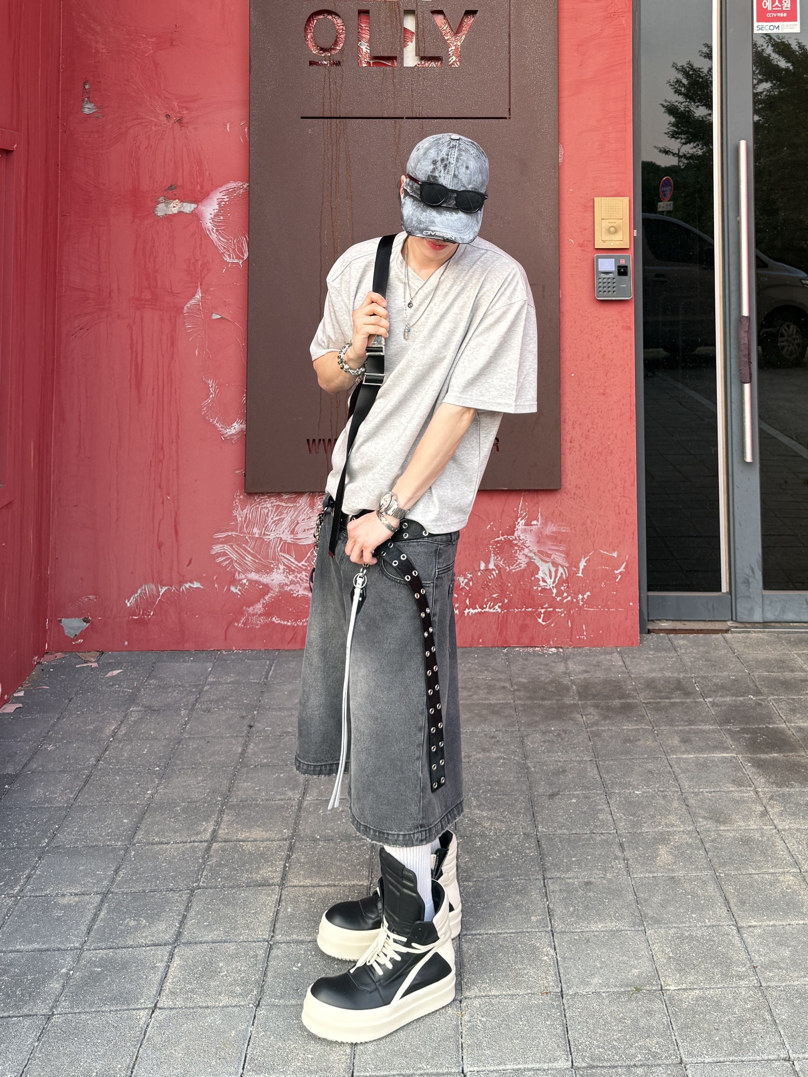 Nonnod Cropped V-Neck T-Shirt Grey, Rick Owens Hollywood Mega Bumper Geobasket in Full Grain Calf Leather Black Milk 착용 스타일 - 6