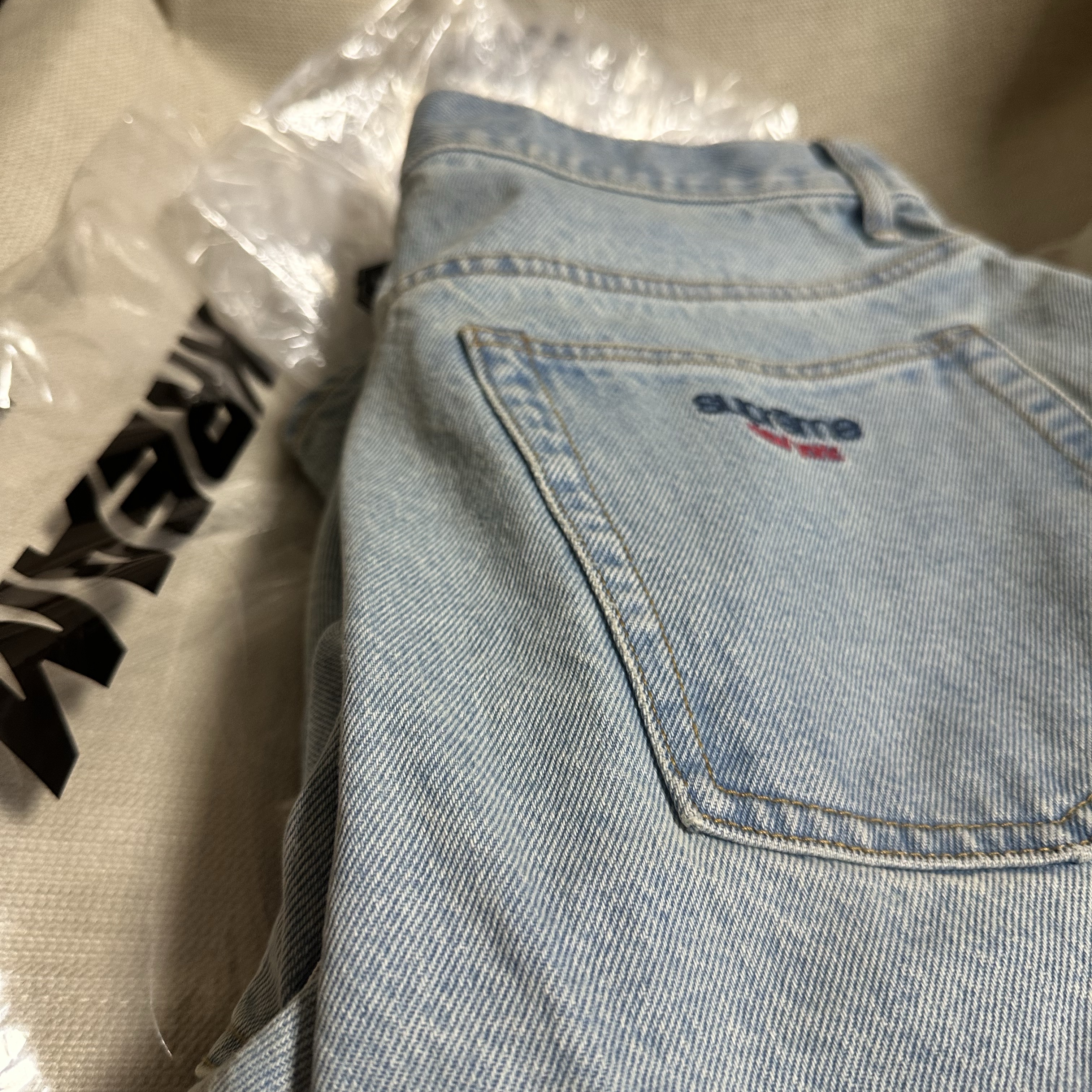 Supreme Baggy Denim Shorts Light Washed Indigo - 25SS 착용 스타일 - 2