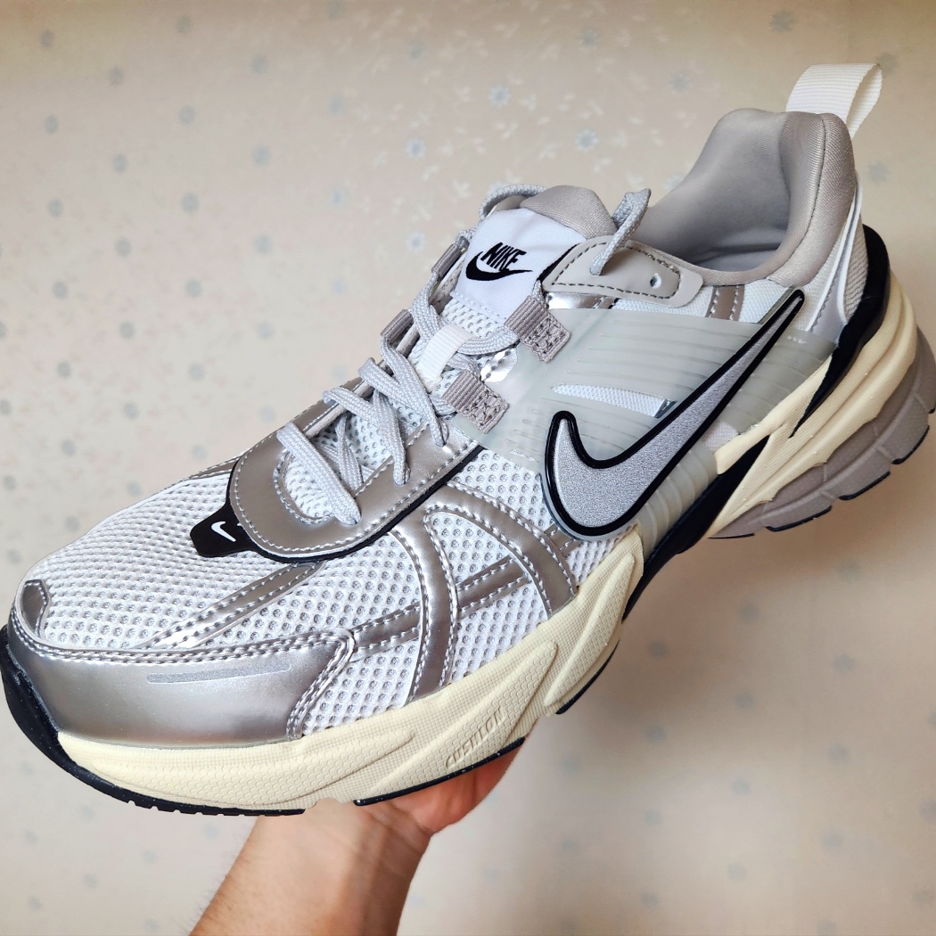 Nike V2K Run Pure Platinum Light Iron Ore 착용 스타일 - 1