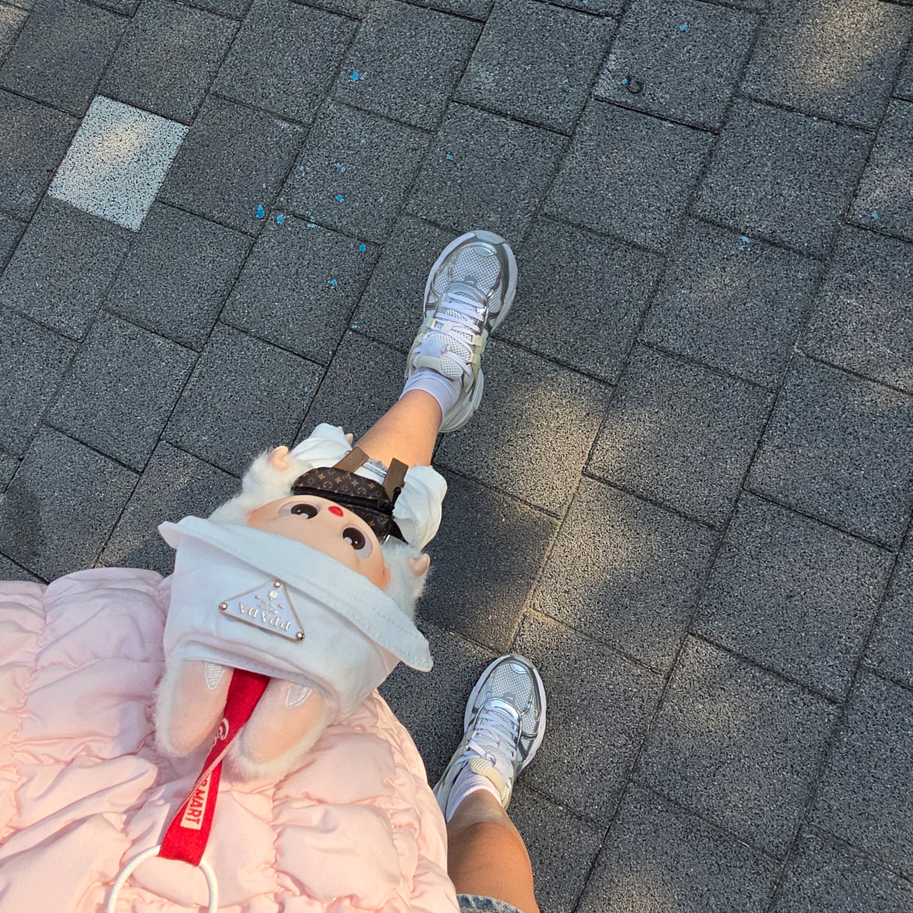 Pop Mart Labubu Coca Cola Series Surprise Shake Keyring (Opened Case), COS Quilted Messenger Bag Light Pink 착용 스타일 - 2