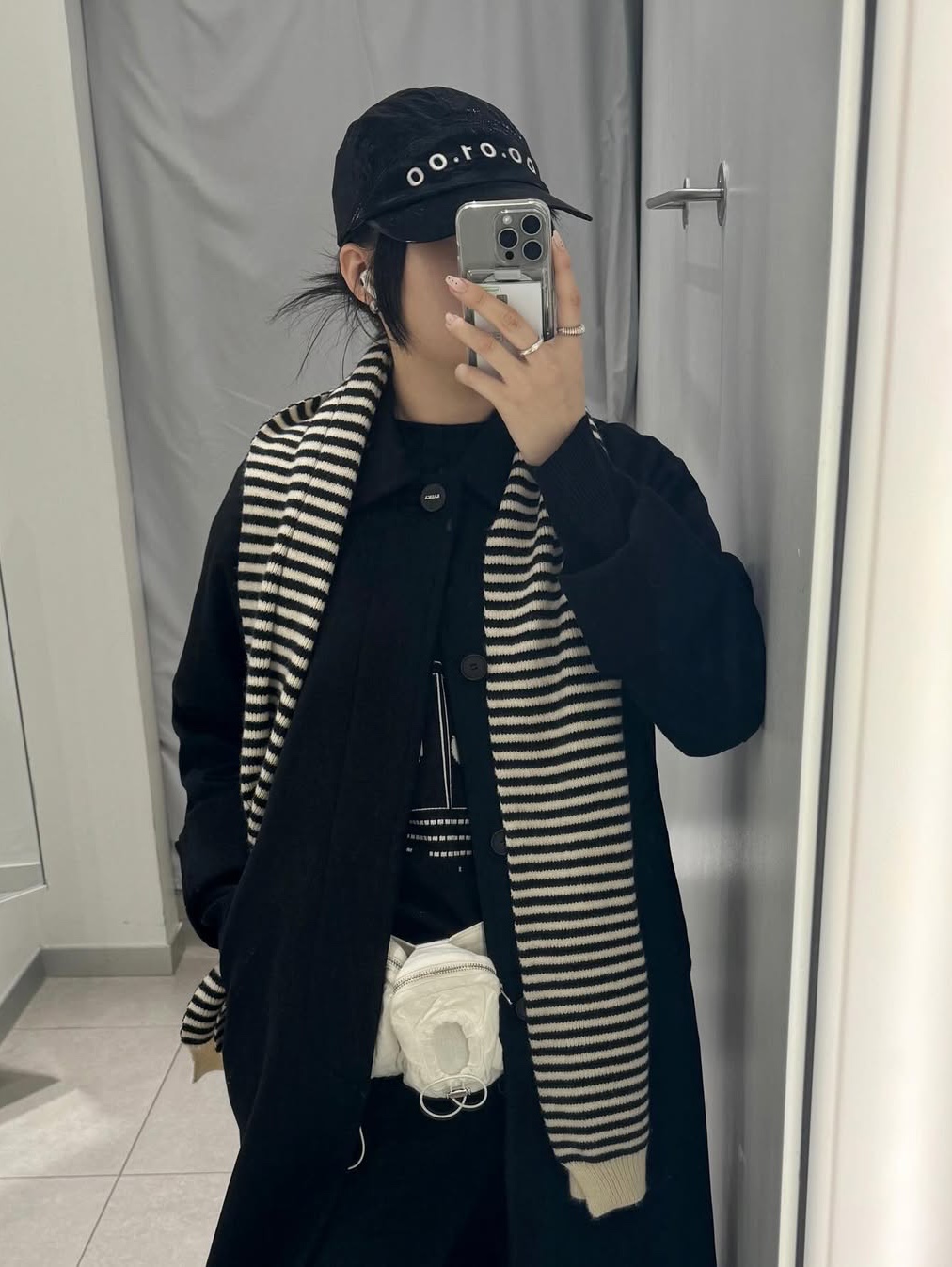 SLOW RECORD HOUSE Universe Logo Knit Black 착용 스타일 - 5