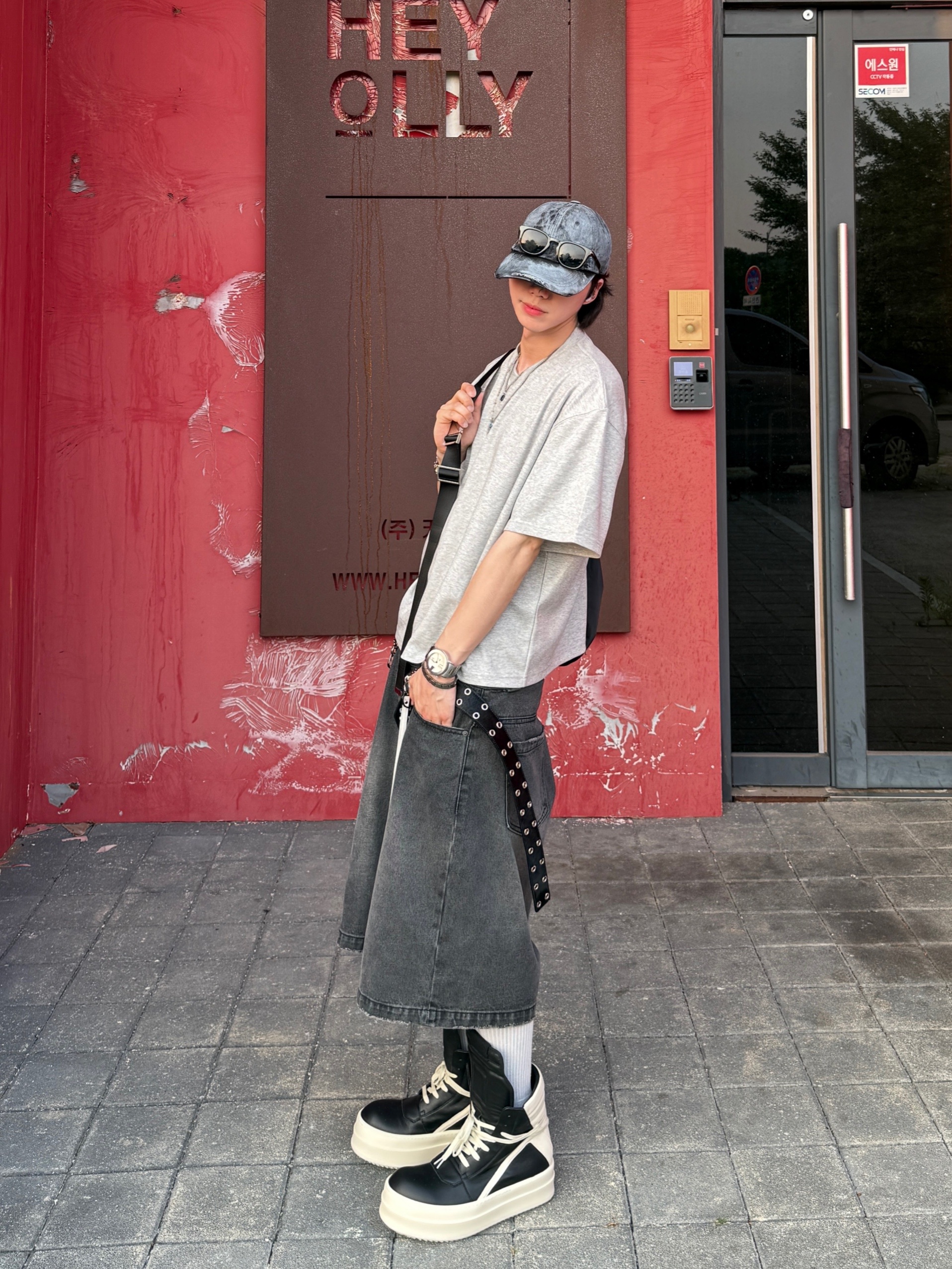Nonnod Cropped V-Neck T-Shirt Grey, Rick Owens Hollywood Mega Bumper Geobasket in Full Grain Calf Leather Black Milk 착용 스타일 - 1