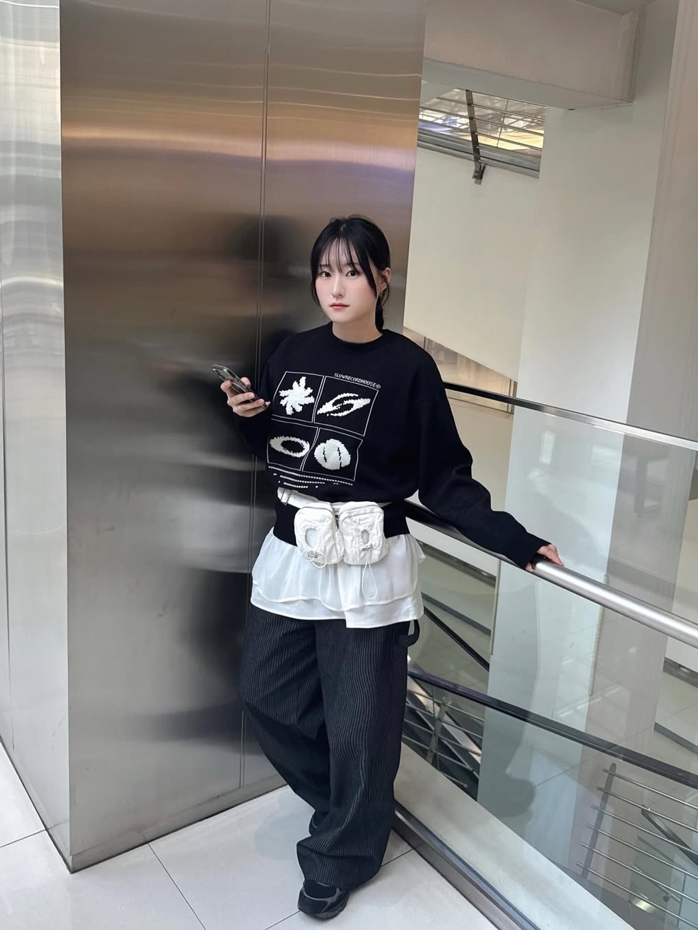 SLOW RECORD HOUSE Universe Logo Knit Black 착용 스타일 - 1