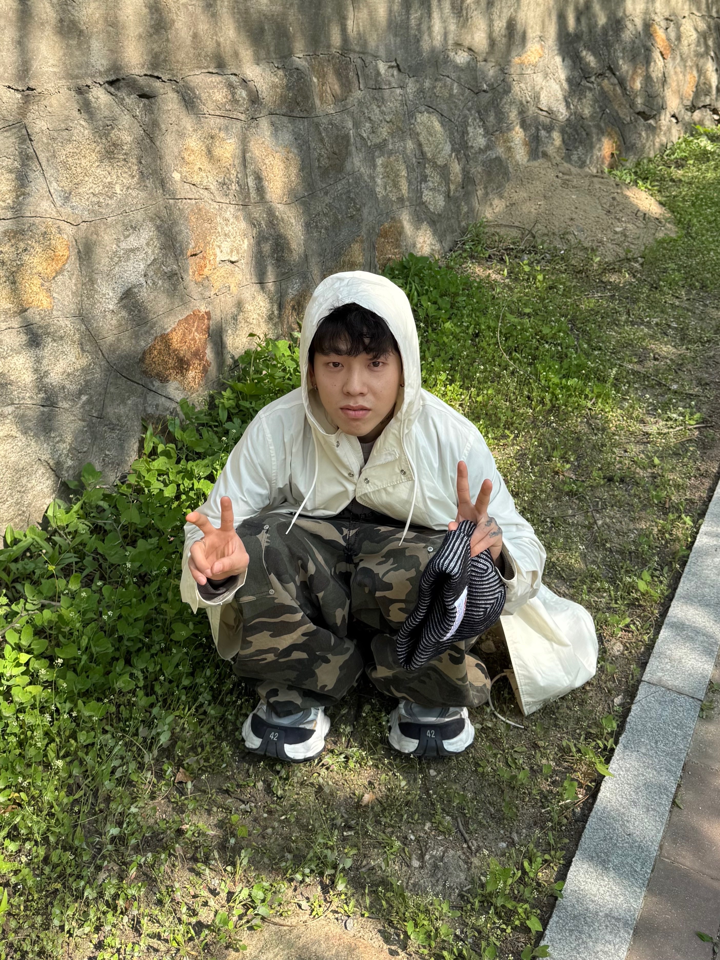 Balenciaga Cargo Sneakers White Grey 착용 스타일 - 2