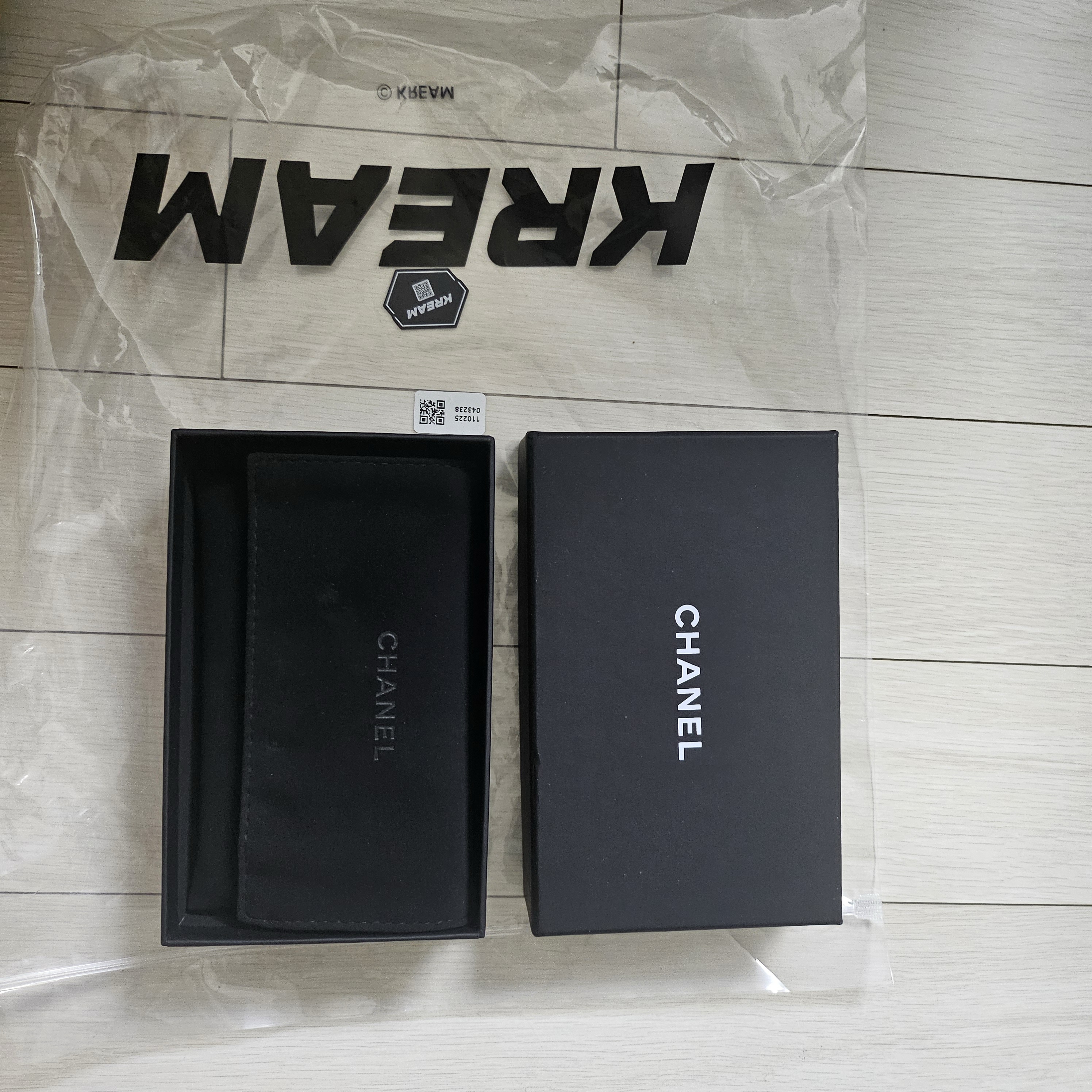 Chanel Boy Chanel Flap Card Holder Grained Calfskin & Ruthenium Black 착용 스타일 - 1