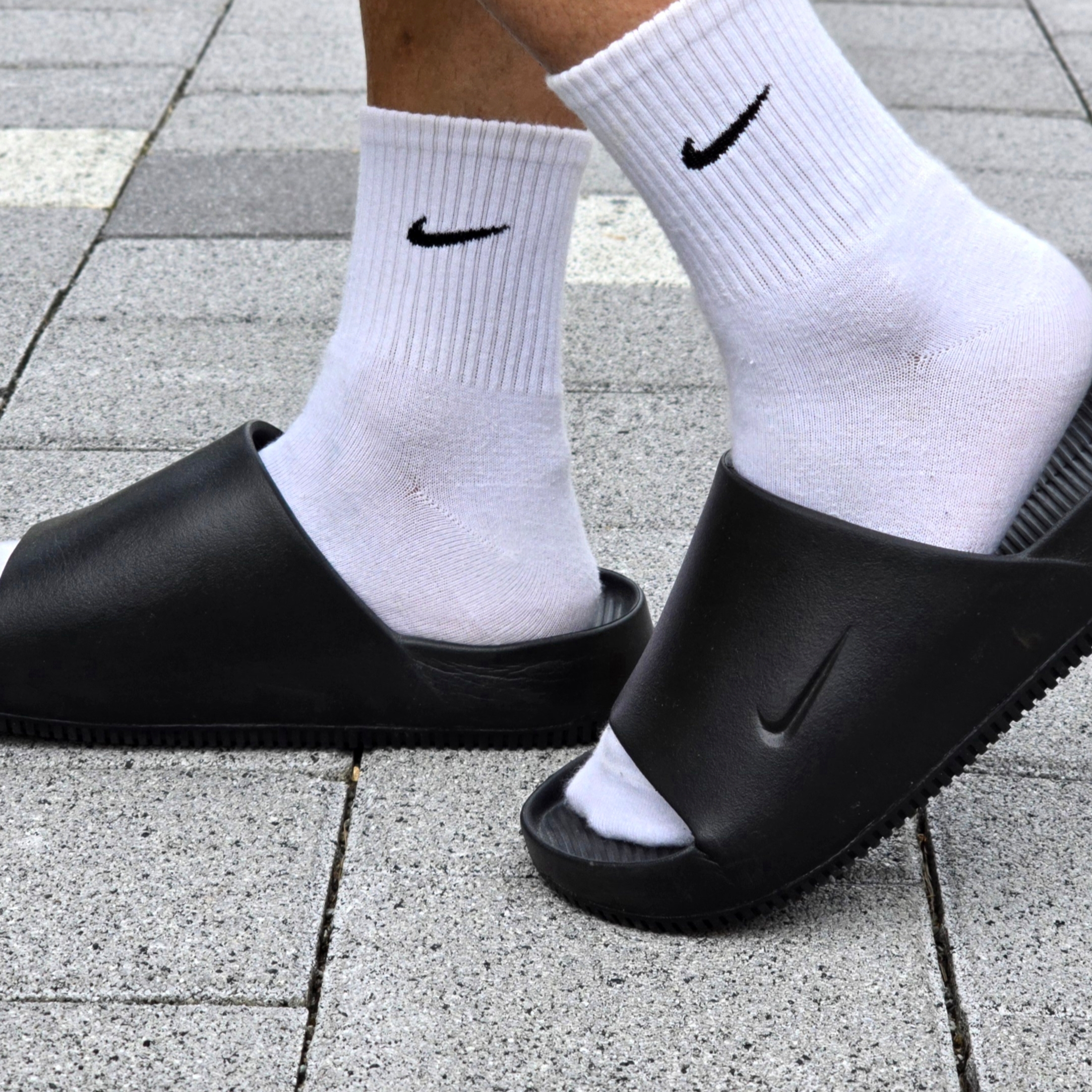 Nike Calm Slide Black, Nike Everyday Lightweight Training Crew Socks White (3 Pack/Korean Ver.) 착용 스타일 - 1