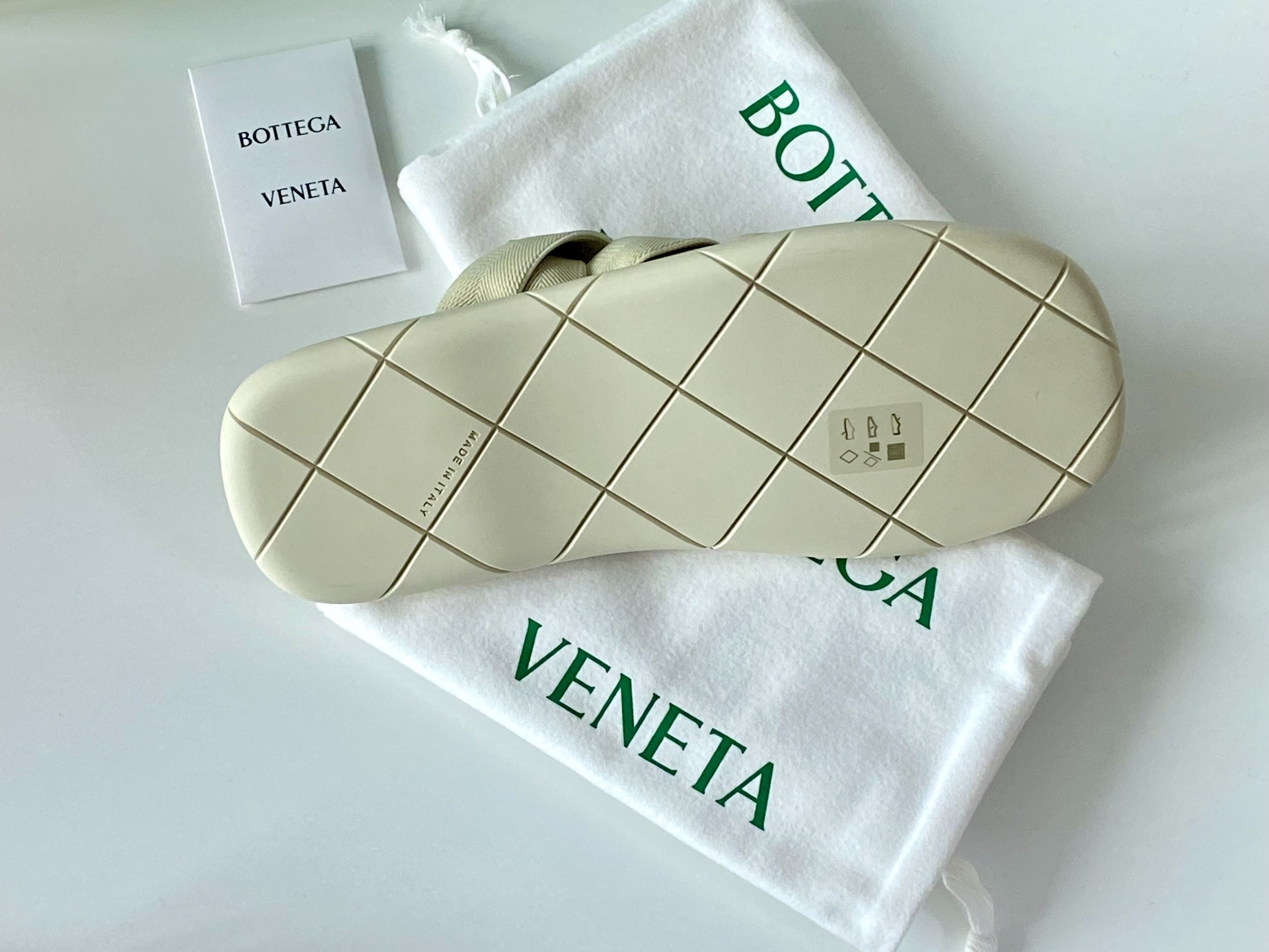 Bottega Veneta Plat Mule Sea Salt, Bottega Veneta Plat Mule Black 착용 스타일 - 6