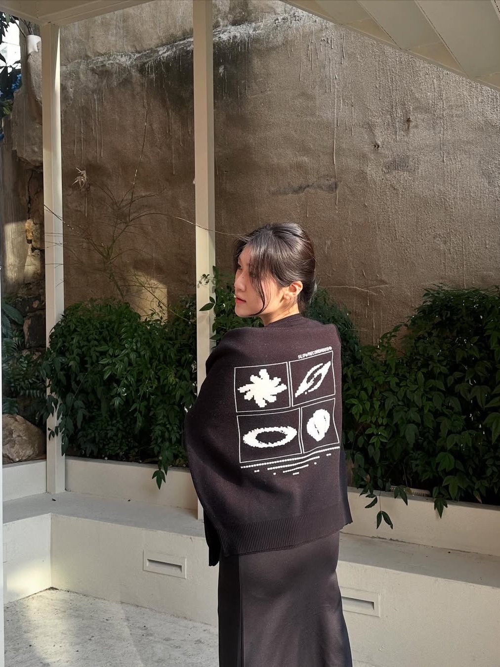 SLOW RECORD HOUSE Universe Logo Knit Black 착용 스타일 - 4