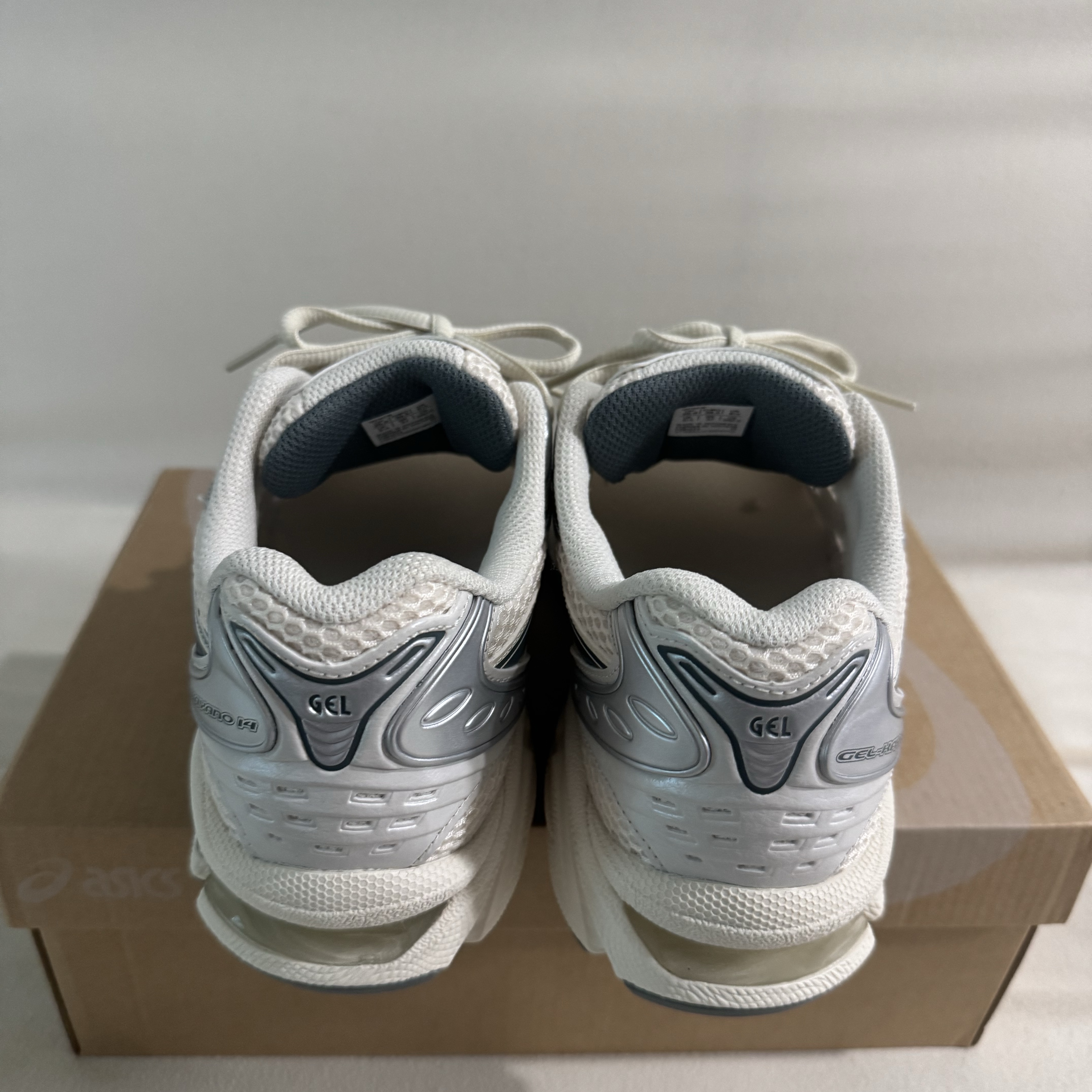Asics Gel-Kayano 14 Birch Dark Pewter 착용 스타일 - 2