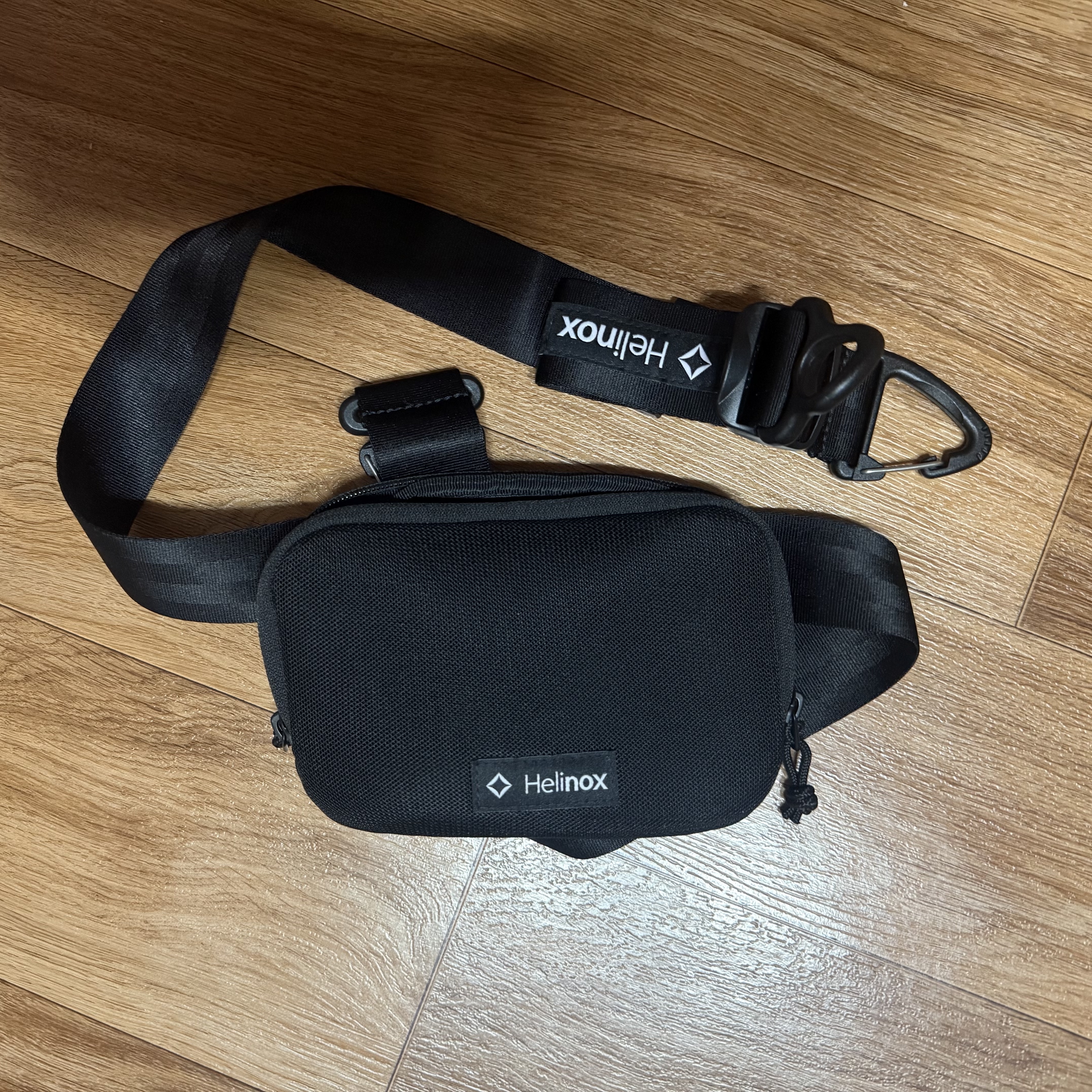 Helinox Shoulder Strap & Pouch Black 착용 스타일