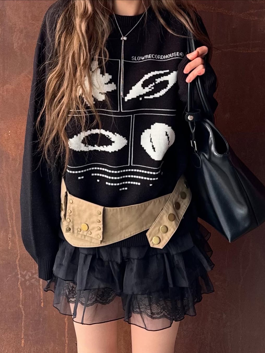 SLOW RECORD HOUSE Universe Logo Knit Black 착용 스타일 - 4
