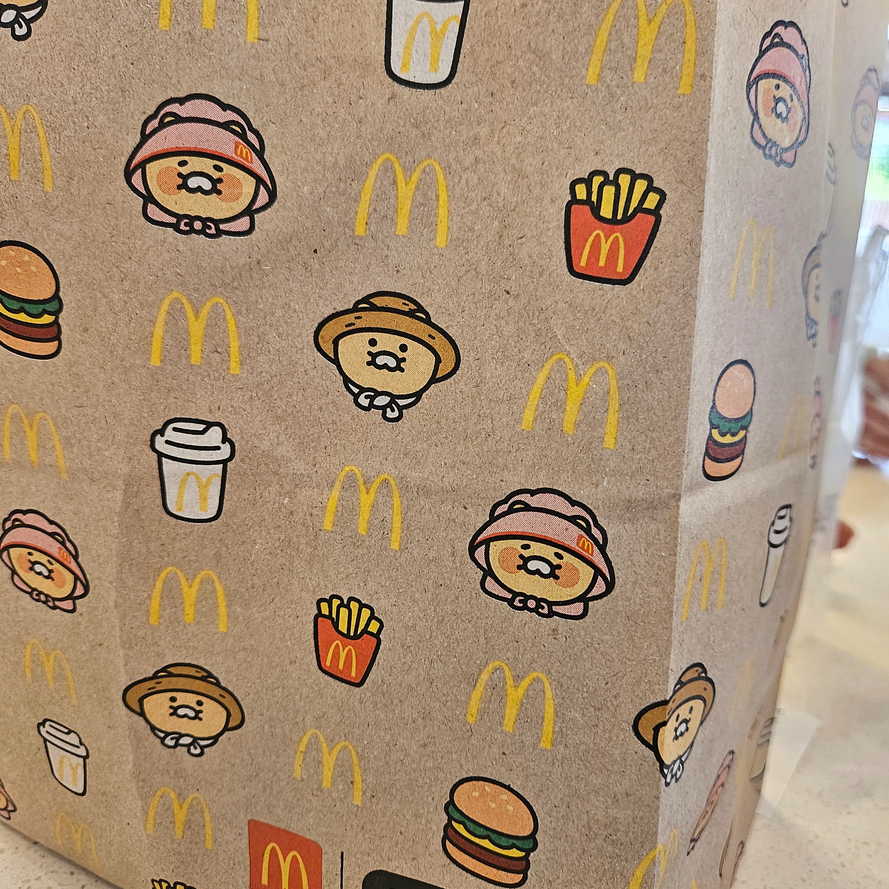 McDonald’s x Kakao Friends Choonsik Cooler Bag 착용 스타일 - 1